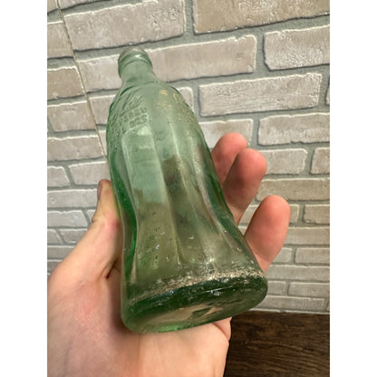 Vintage Coca Cola Bottle Oshkosh WI Embossed 6 Fl Oz Hobbleskirt (1938-51)