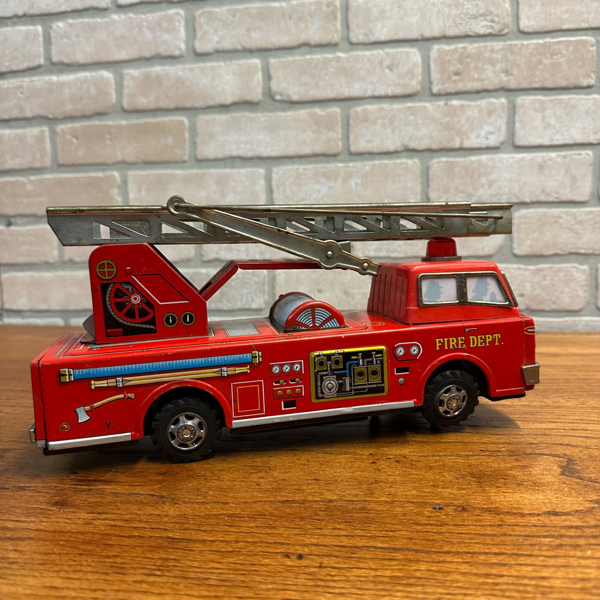 Vintage 1960s Japan Tin Litho Fire Ladder Truck Battery Operated Yonezawa - Works