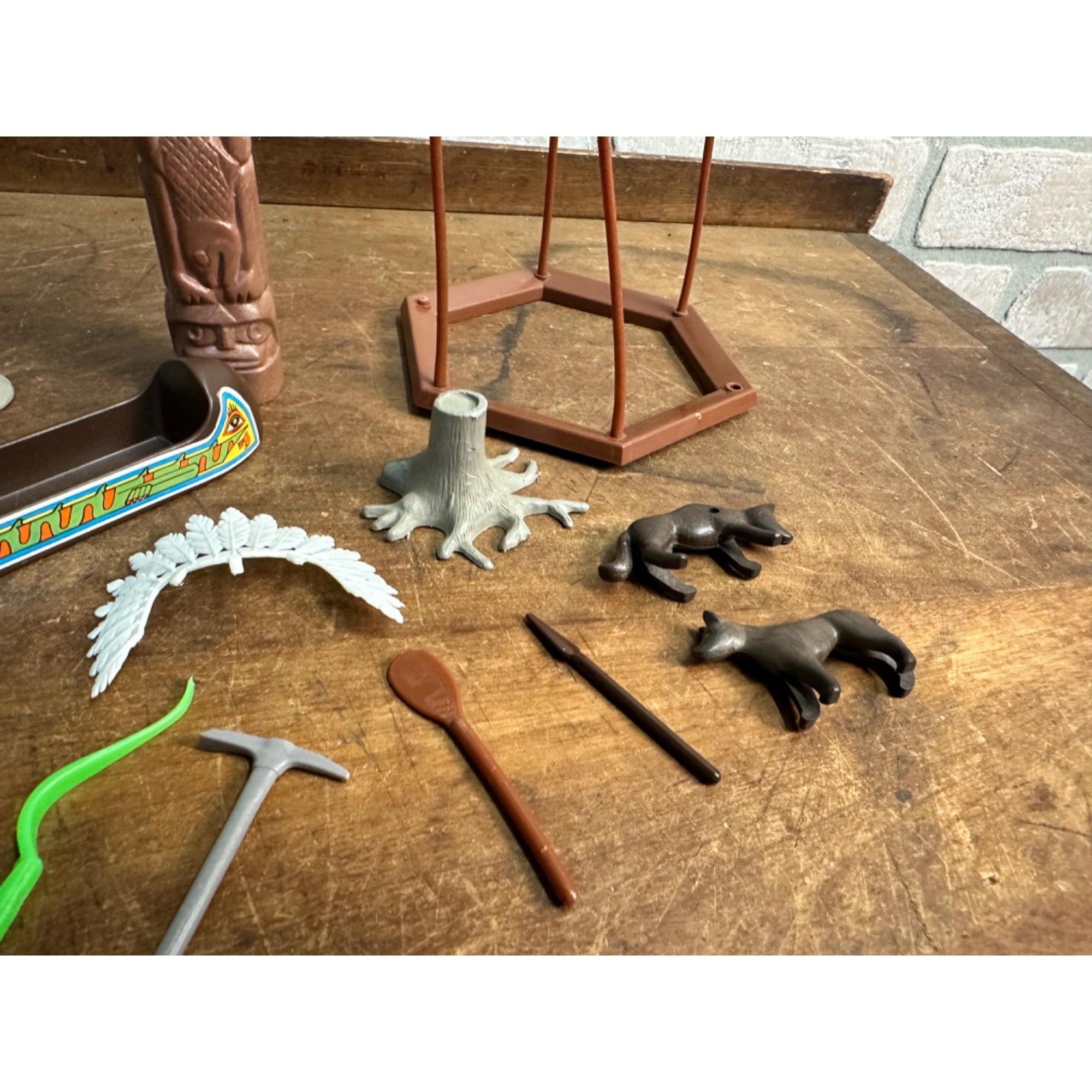 VINTAGE 1974 GEOBRA PLAYMOBIL INDIAN CAMP LOT, TEEPEE, CANOE, INDIAN, HORSE, TOTEM POLE