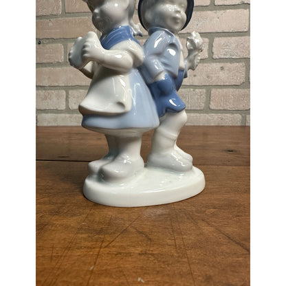 GEROLD PORZELLAN BAVARIA BOY & GIRL IN LOVE FIGURINE 7017 WEST GERMANY