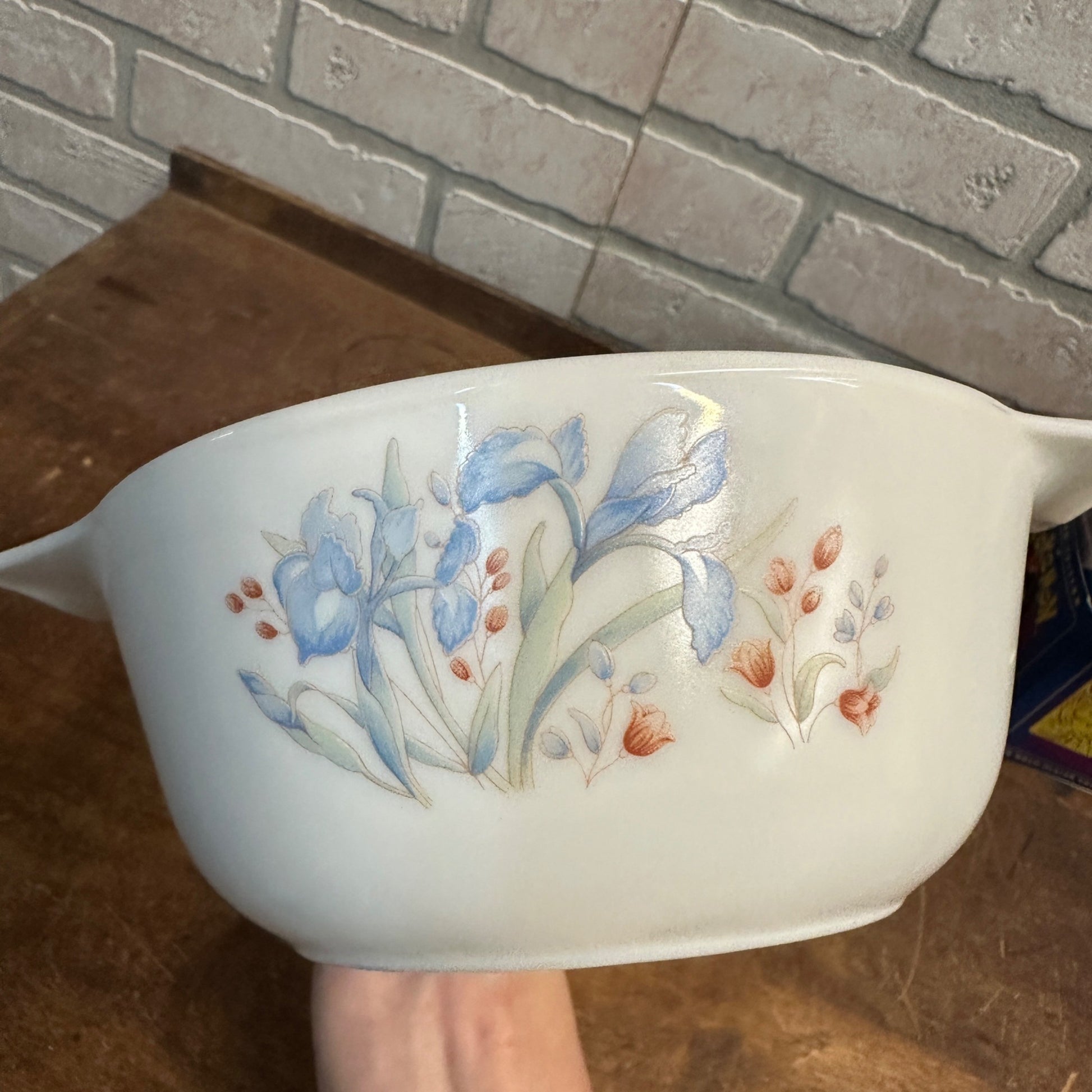1986 Pyrex Blue Iris Flower Whirte 6-1/2" Casserole Dish With Lid