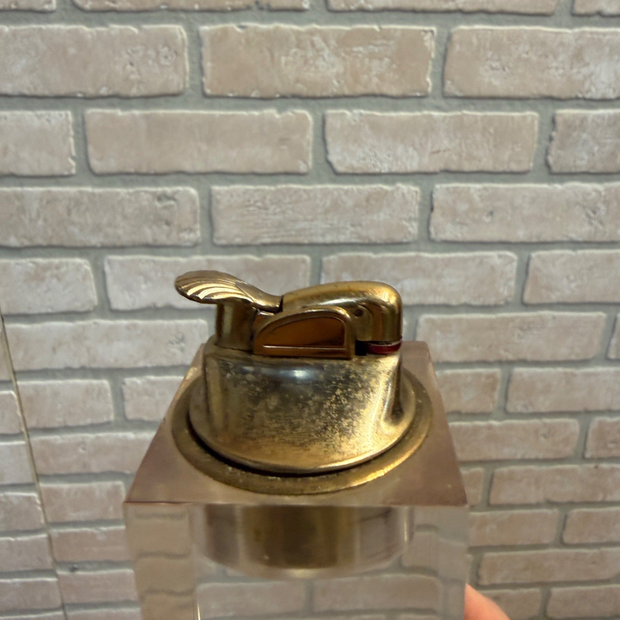 Vintage Clam W/ Pearl Shell On Stones Table Top Lighter Untested