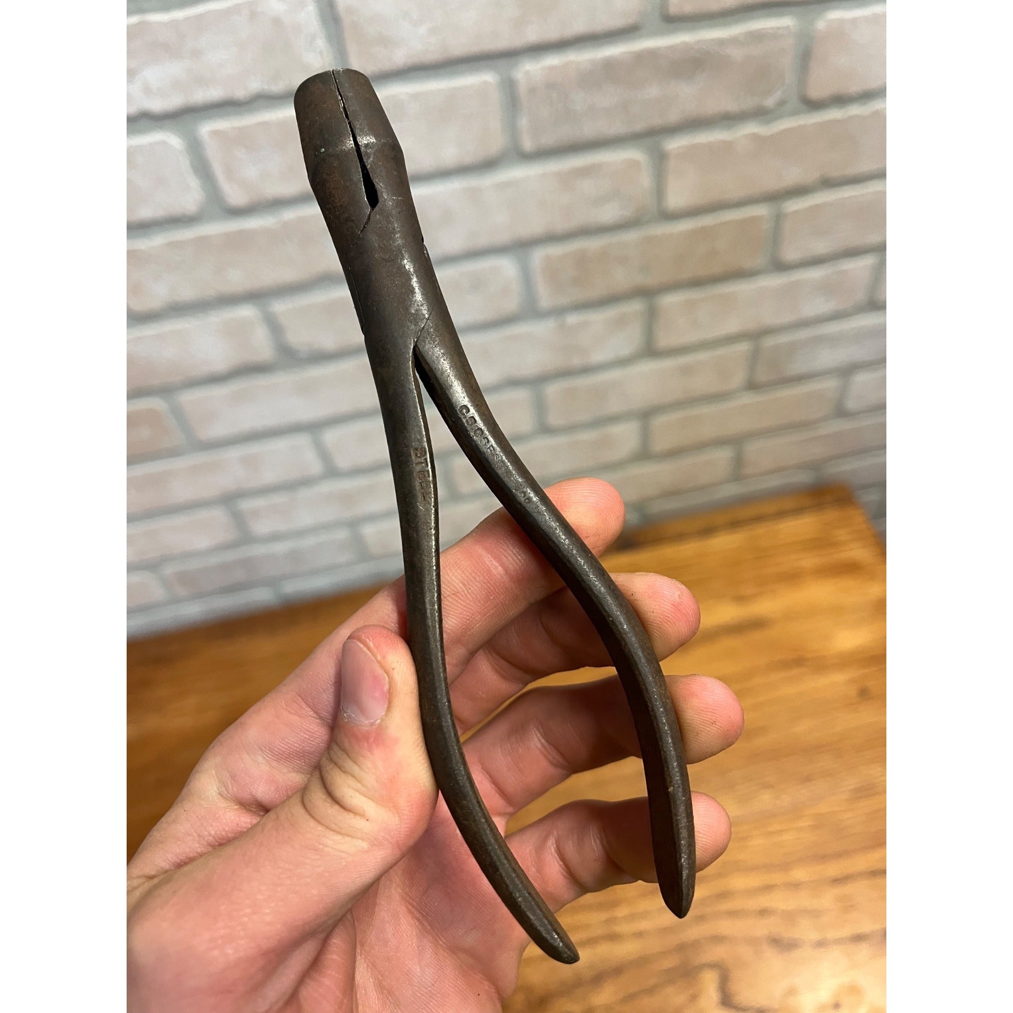 Vintage Unusual Uncommon C.S. Osborne 6 1/2" Square Nut Pliers Tool