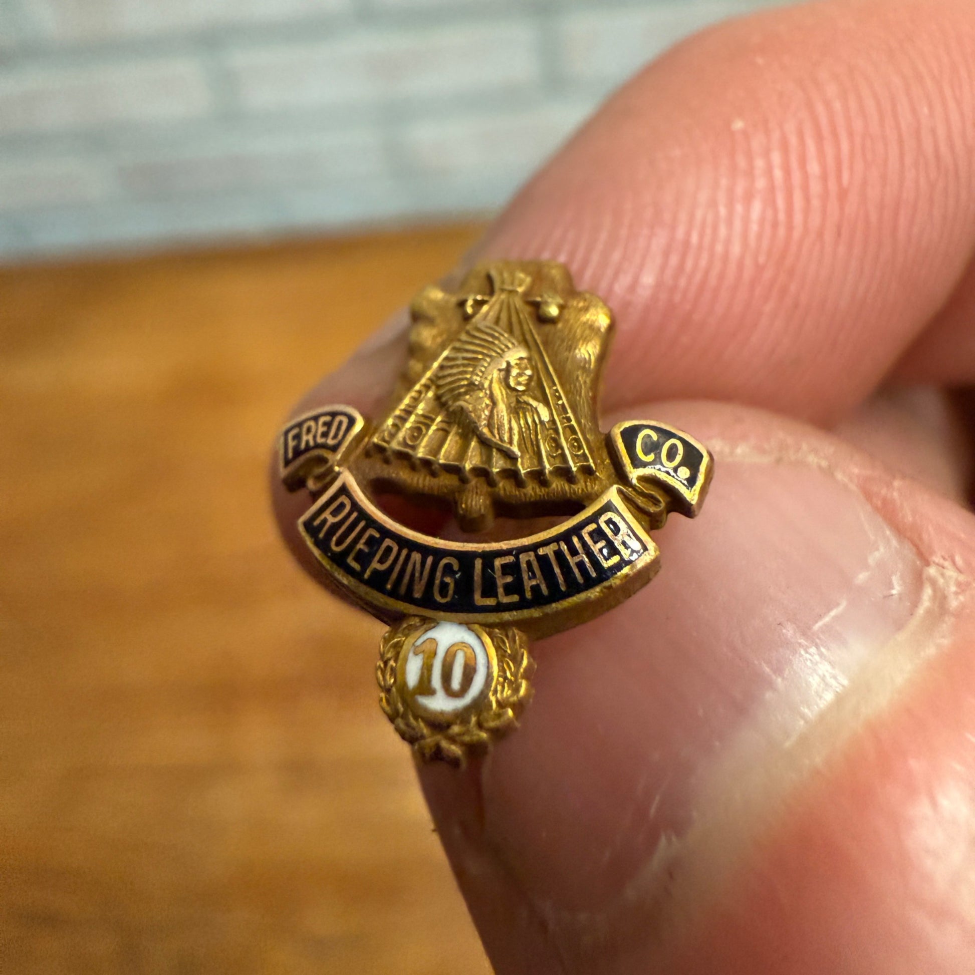 Vintage Fred Rueping Leather Co Employee 10 Years 10k Gold Filled Pin Award Wis