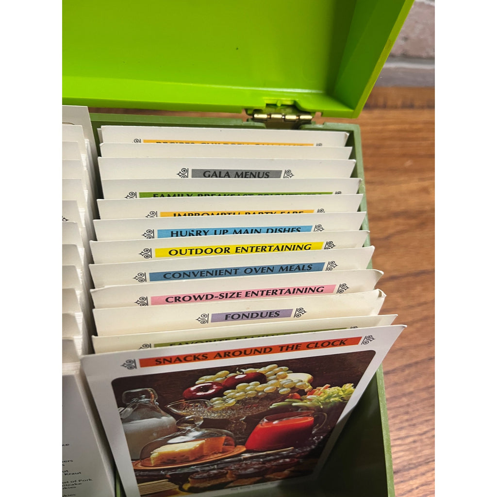 Vintage Betty Crocker Recipe Card Library Green Plastic Box w/ Cards MCM