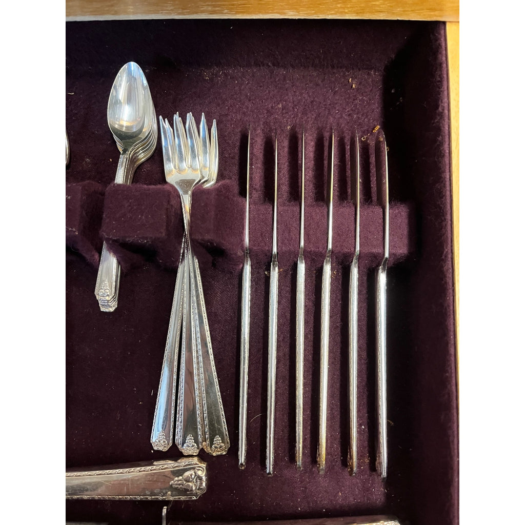 Vintage Oneida 1945 Prestige Plate Bordeaux Pattern Silverware Flatware 130pcs