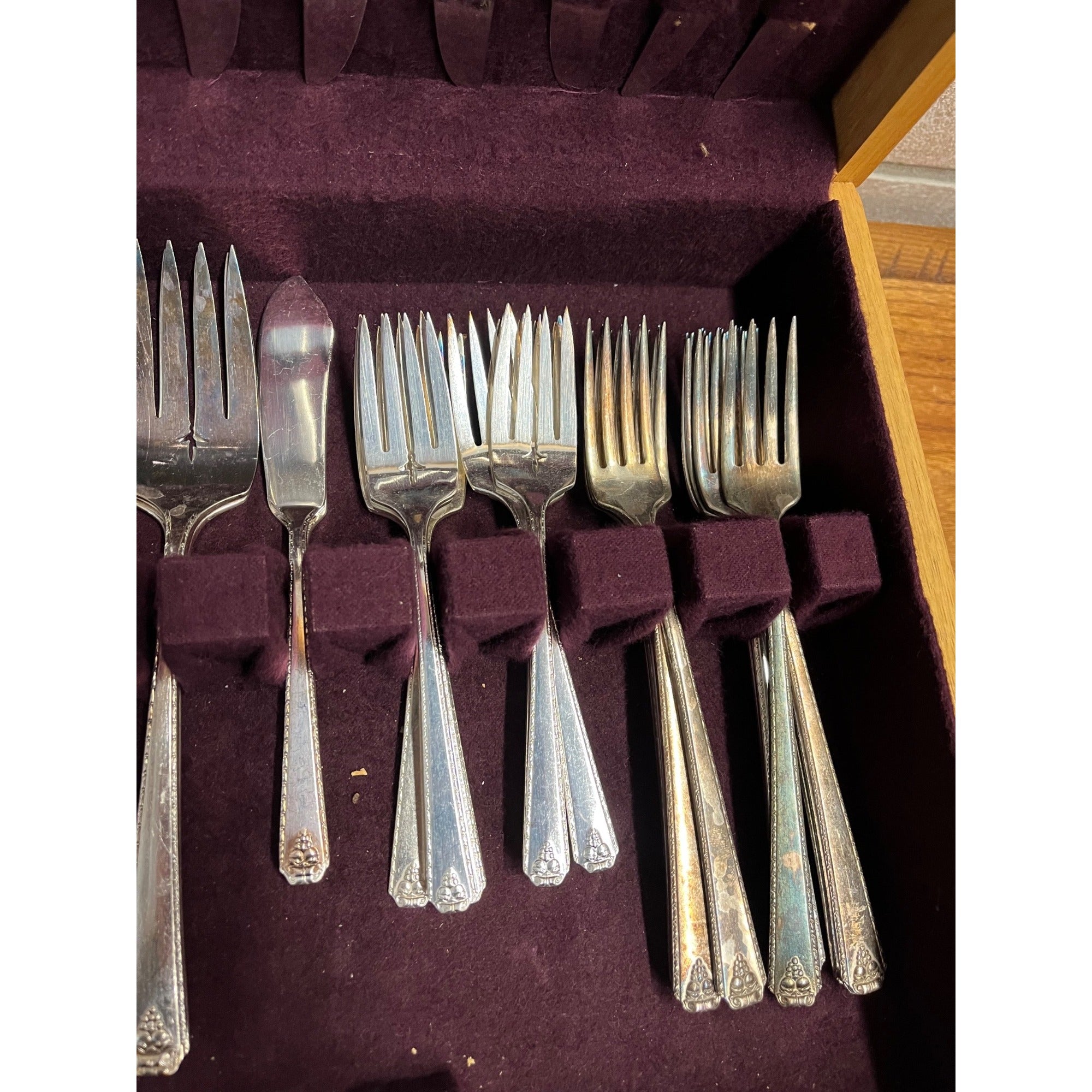 Vintage Oneida 1945 Prestige Plate Bordeaux Pattern Silverware Flatware 130pcs