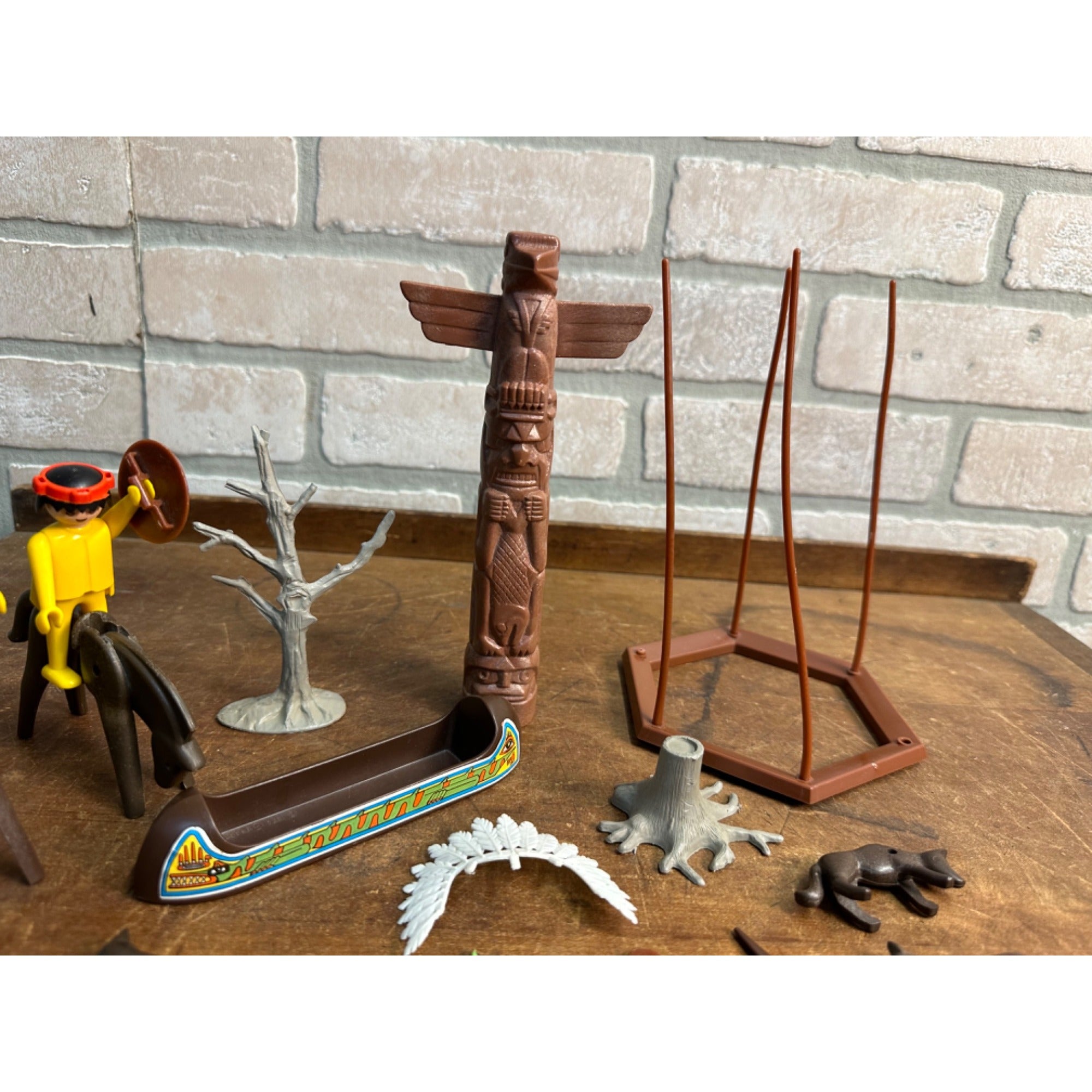 VINTAGE 1974 GEOBRA PLAYMOBIL INDIAN CAMP LOT, TEEPEE, CANOE, INDIAN, HORSE, TOTEM POLE