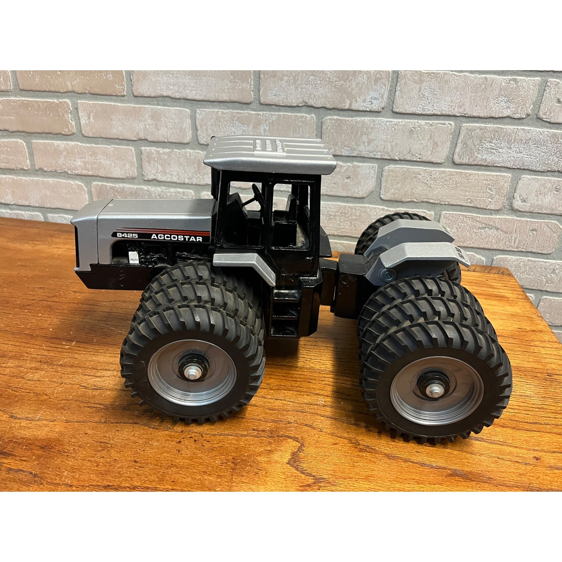 Agcostar 8425 Tractor 4WD Triples By Scale Models 1/16 Ertl -- 1996 Louisville Show