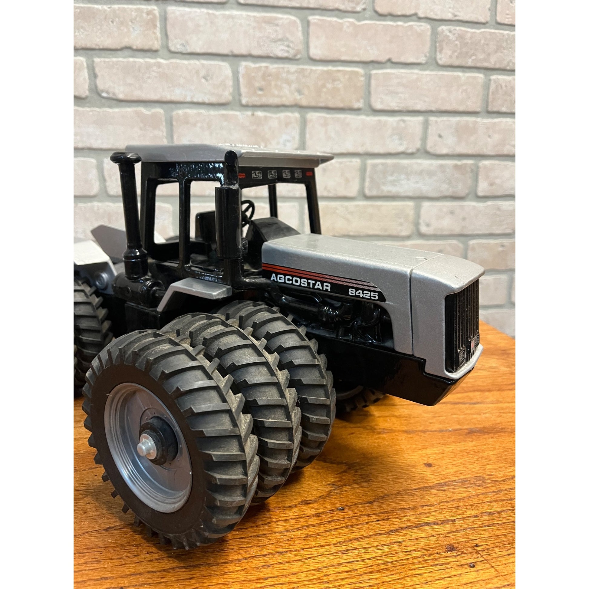 Agcostar 8425 Tractor 4WD Triples By Scale Models 1/16 Ertl -- 1996 Louisville Show