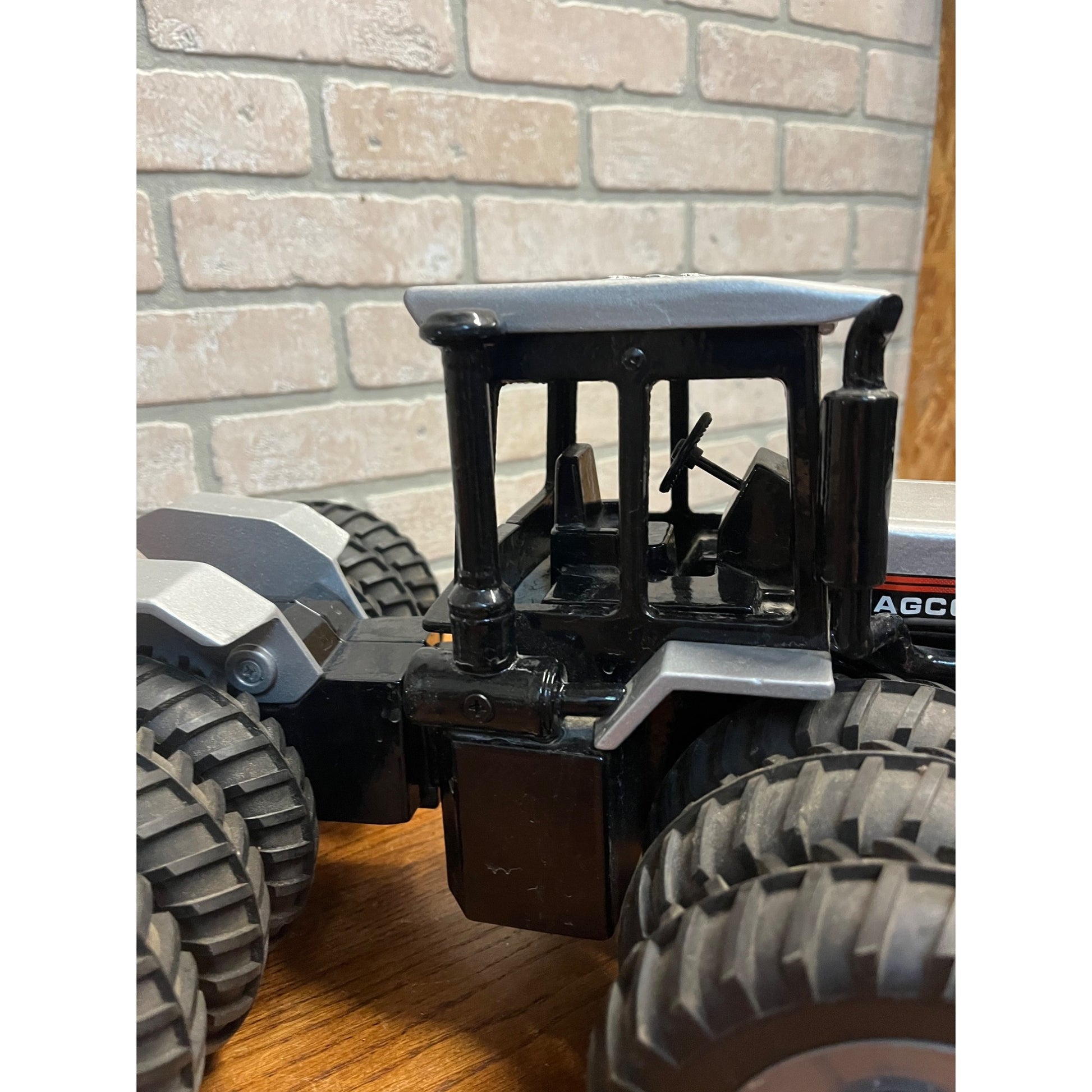 Agcostar 8425 Tractor 4WD Triples By Scale Models 1/16 Ertl -- 1996 Louisville Show