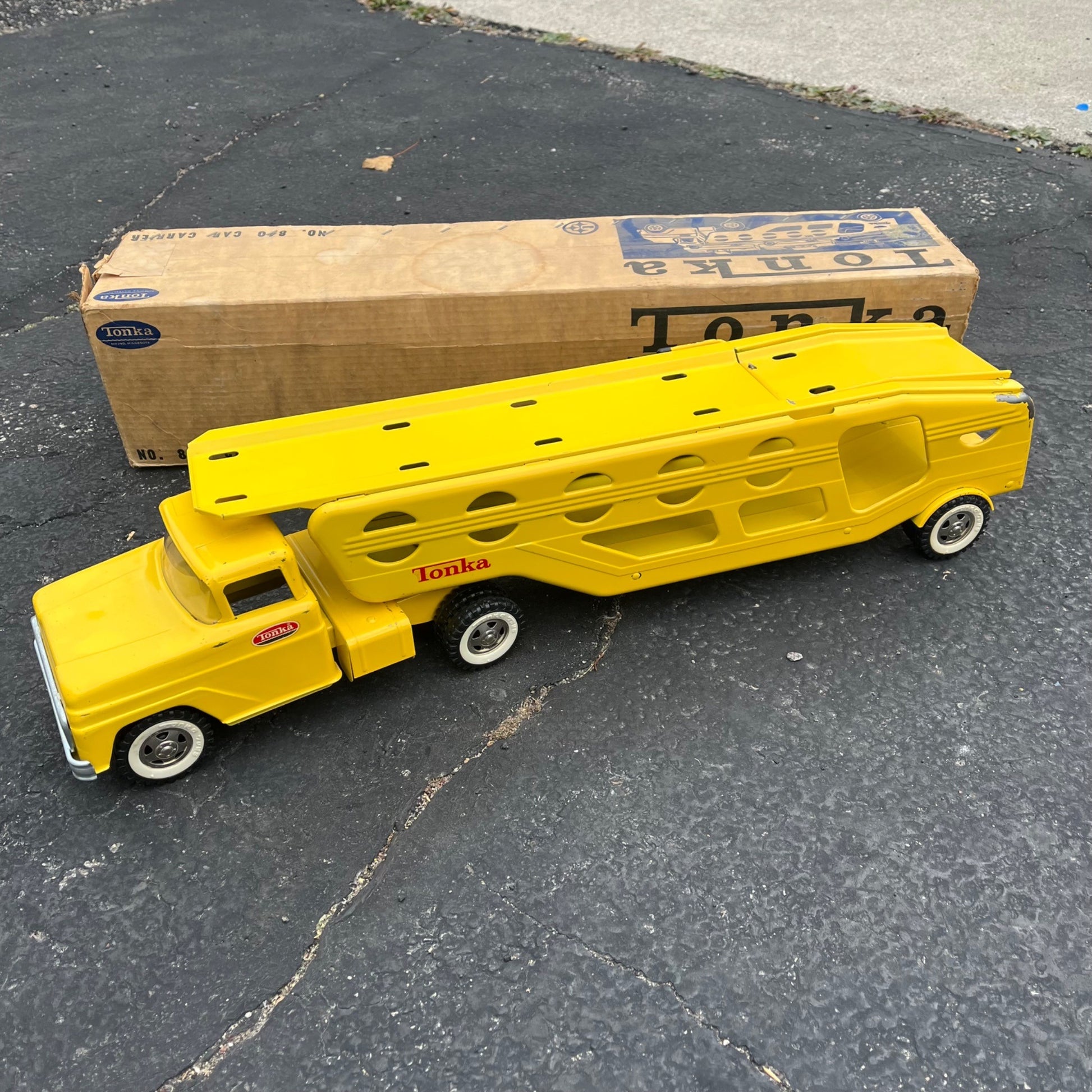 Vintage 1960s Tonka Car Hauler Semi Truck No. 840 w/ Box Pressed Steel Toy