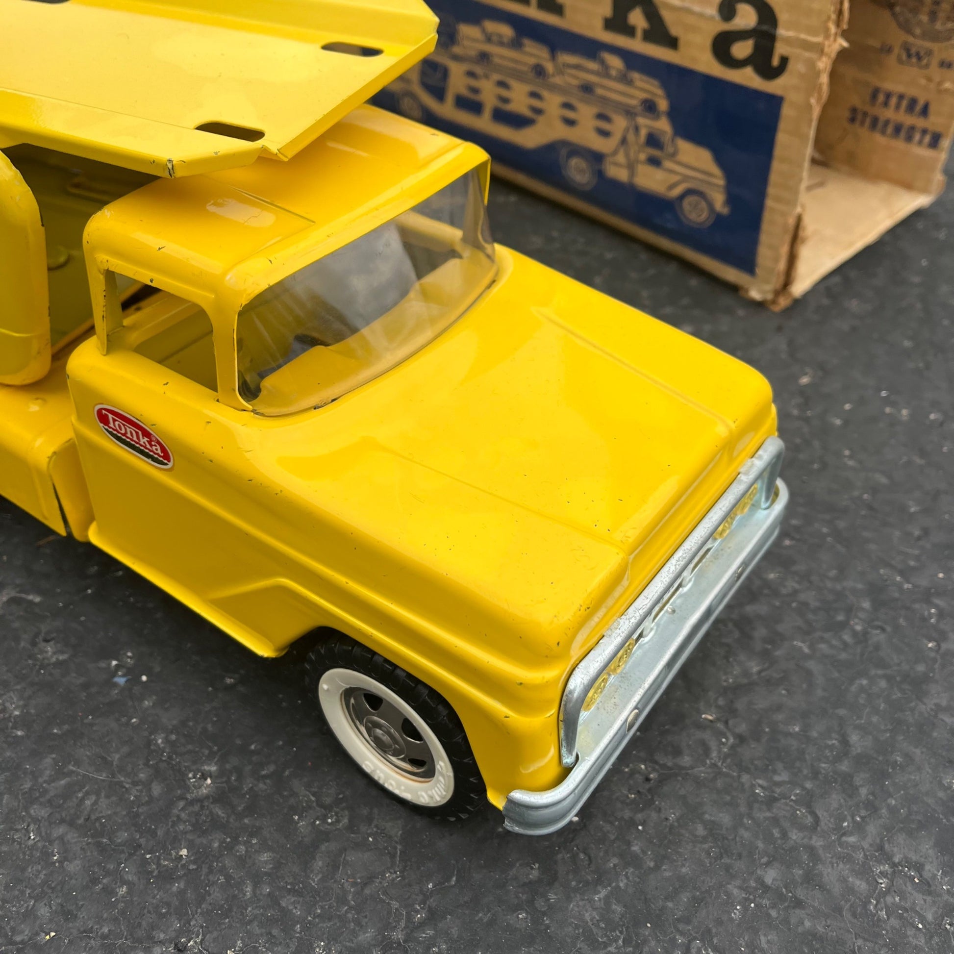 Vintage 1960s Tonka Car Hauler Semi Truck No. 840 w/ Box Pressed Steel Toy