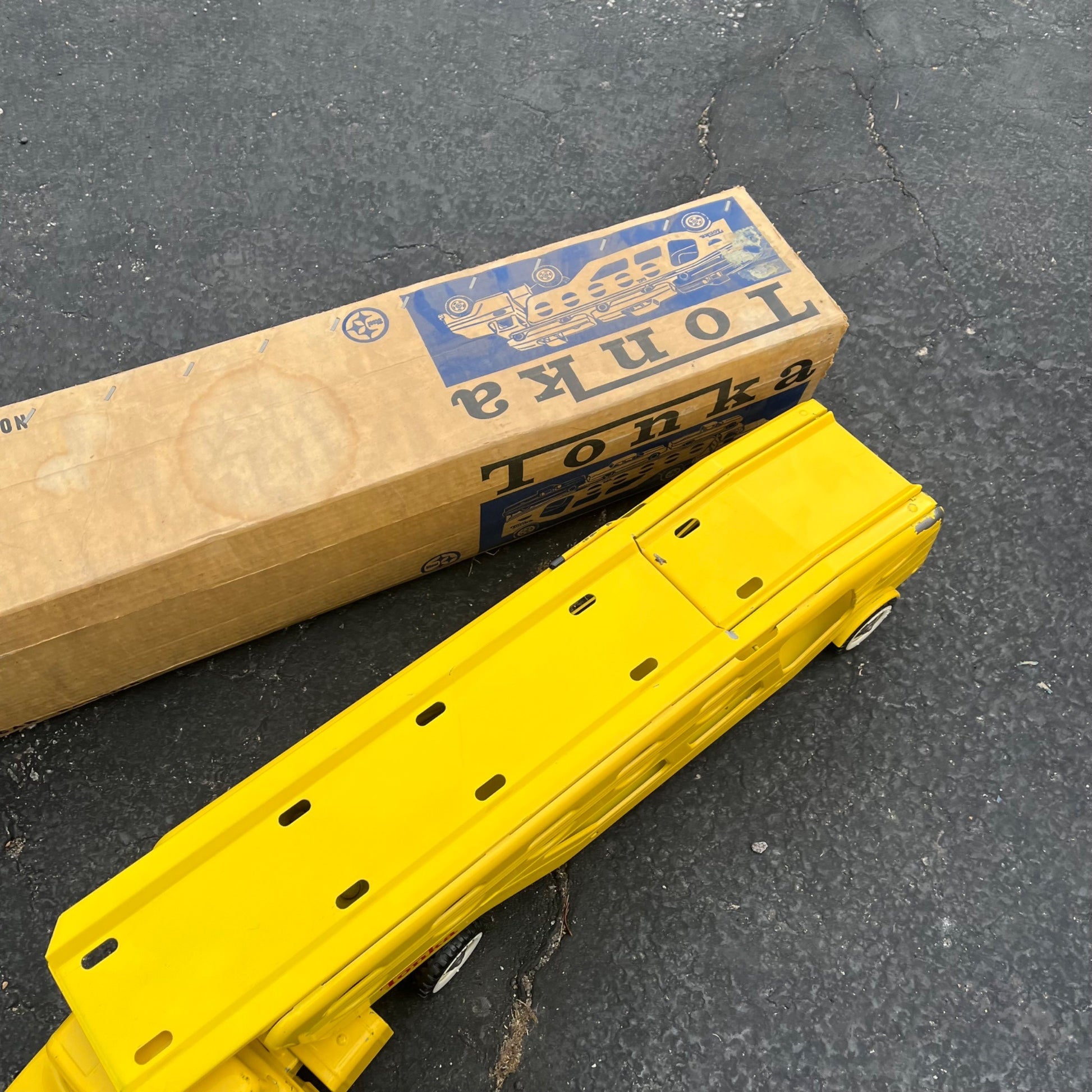 Vintage 1960s Tonka Car Hauler Semi Truck No. 840 w/ Box Pressed Steel Toy