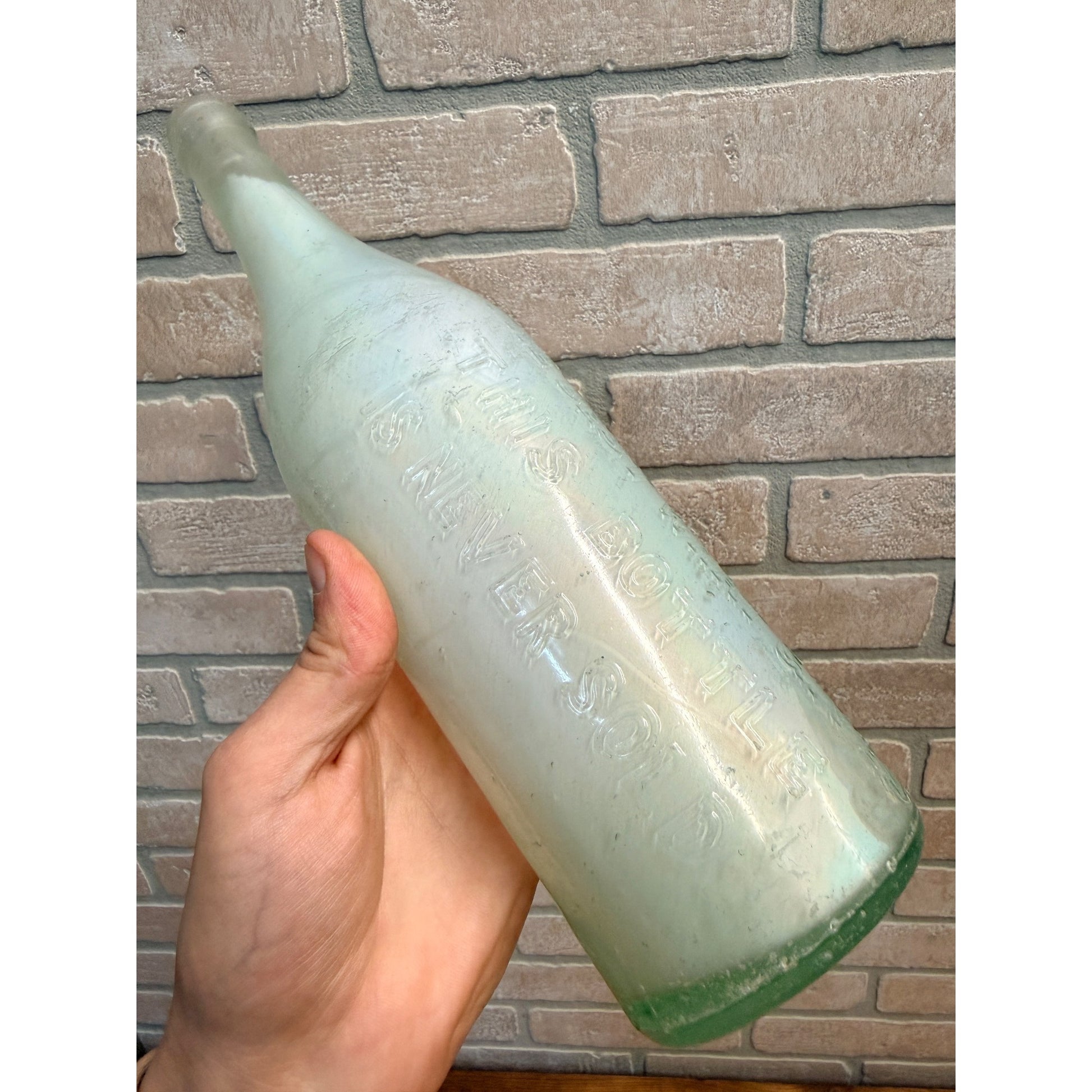 Early John Graf Quart Crown Top Milwaukee WIS Wi Aqua Soda Bottle