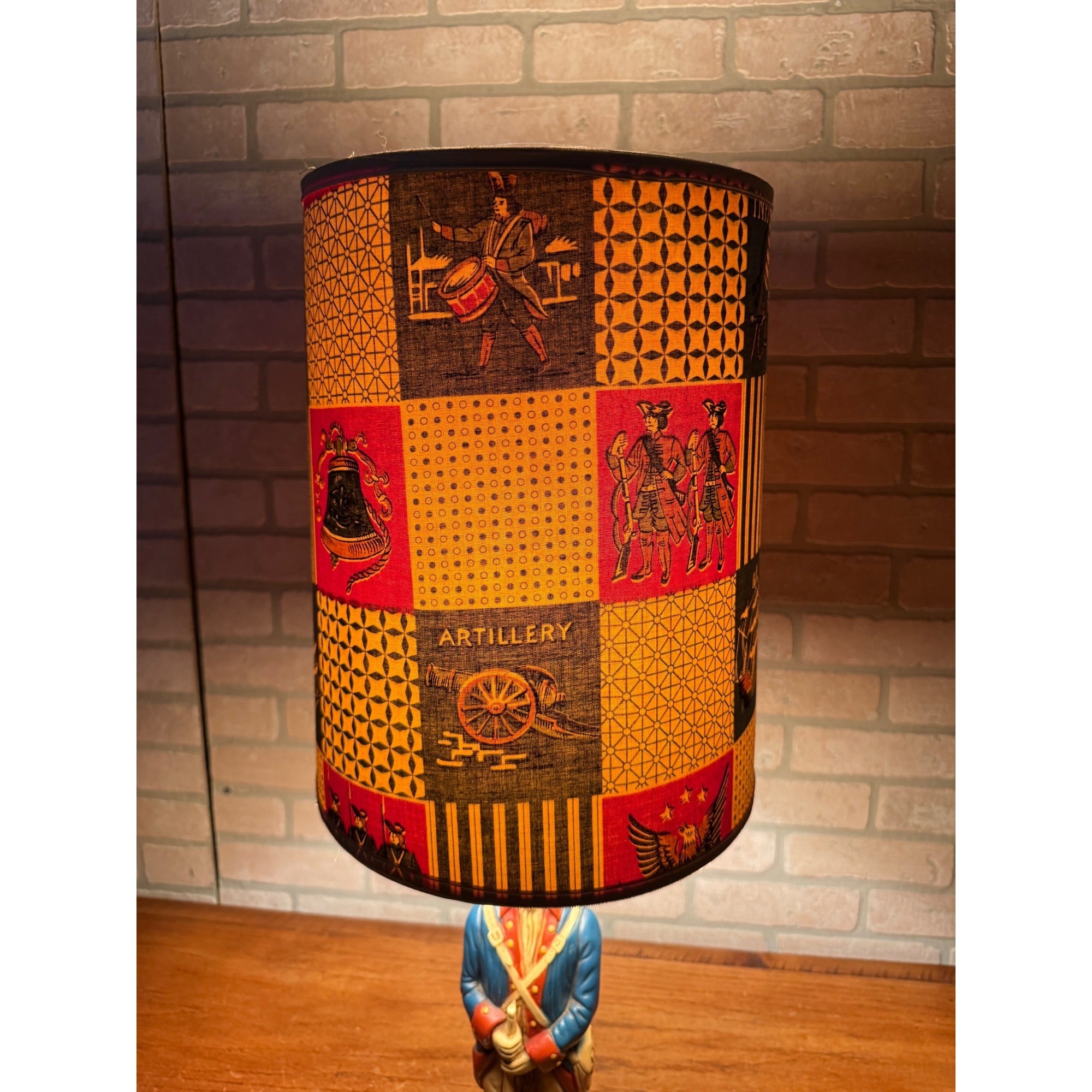1960s Quartite Chalkware Table Lamp Colonial Soldier Revolutionary War W/ Shade Mid Century