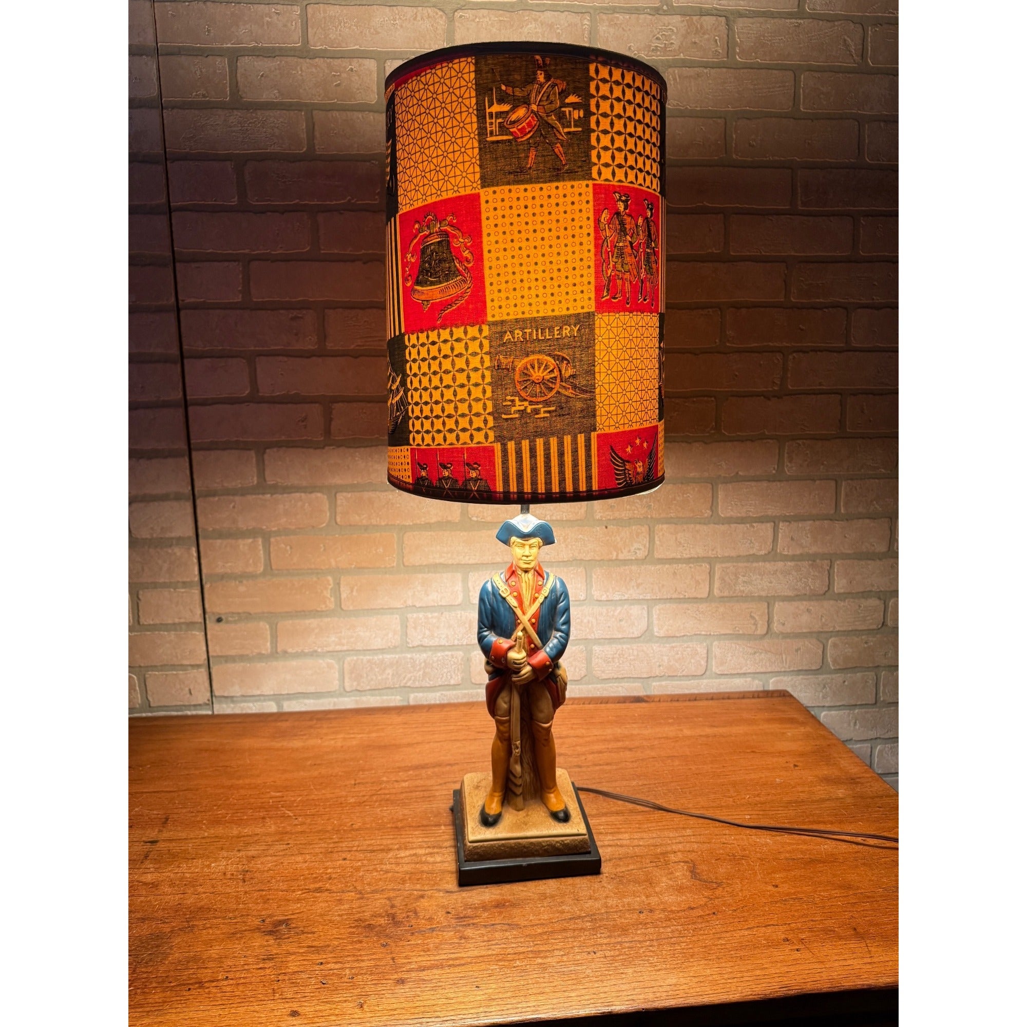 1960s Quartite Chalkware Table Lamp Colonial Soldier Revolutionary War W/ Shade Mid Century