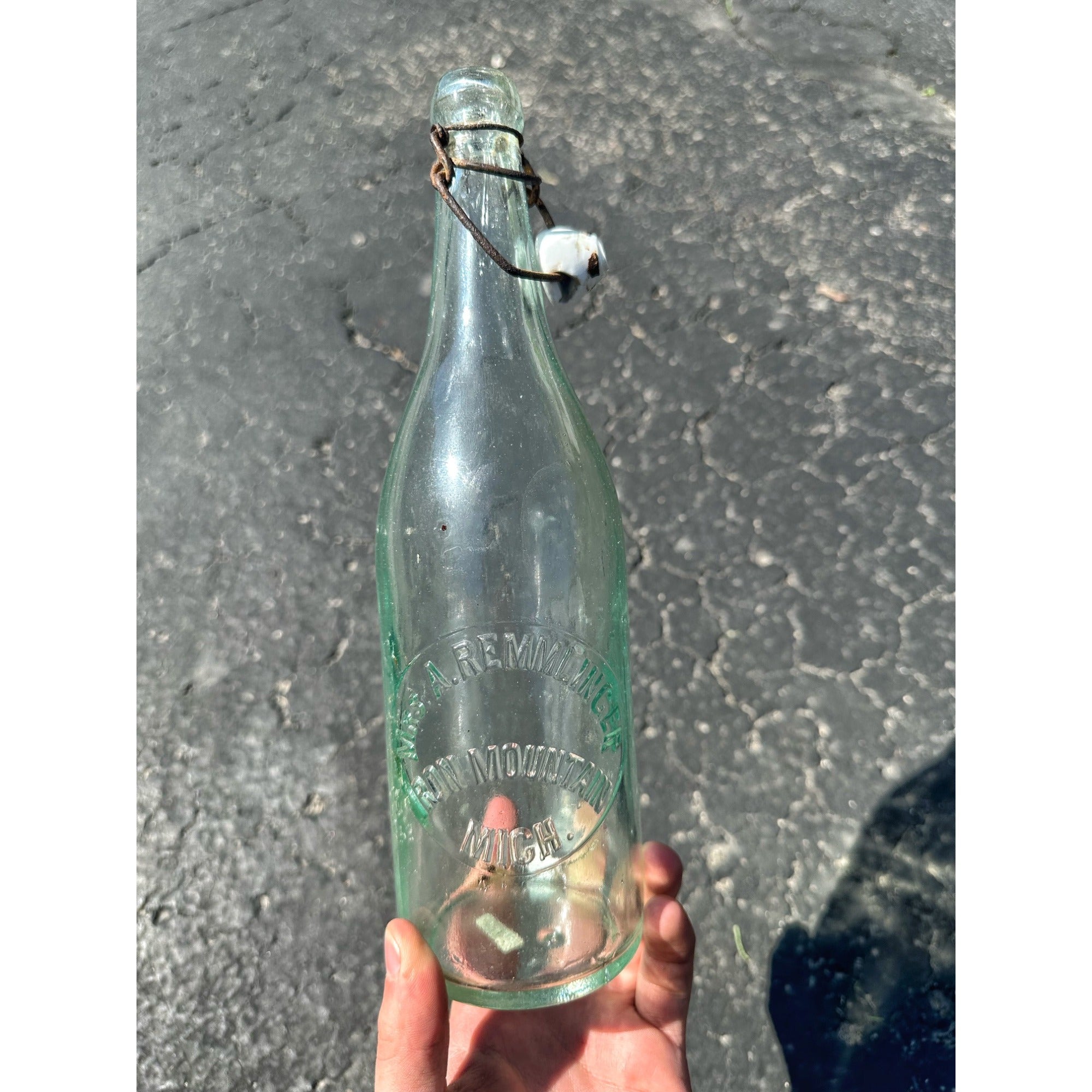 SCARCE Pre-Pro 1890s Mrs A Remmlinger Iron Mountain Mich. UP Saloon Beer Bottle
