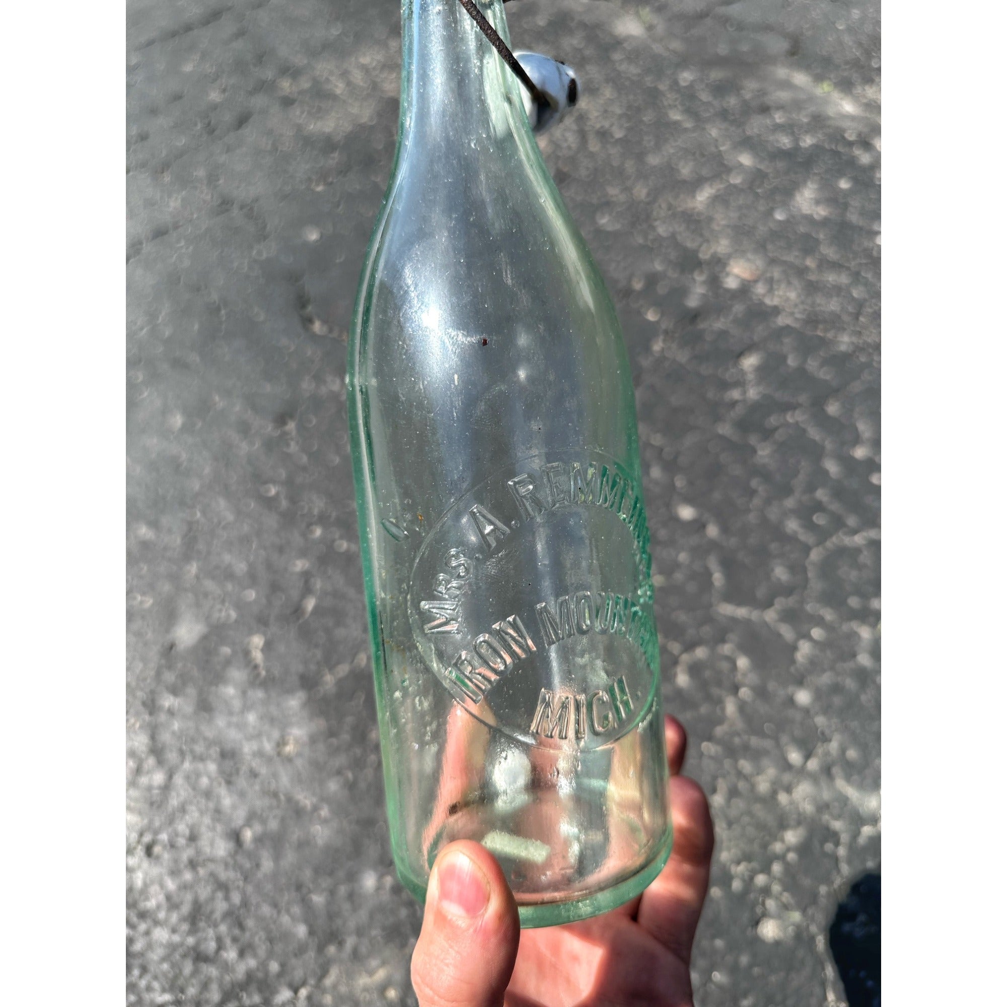 SCARCE Pre-Pro 1890s Mrs A Remmlinger Iron Mountain Mich. UP Saloon Beer Bottle
