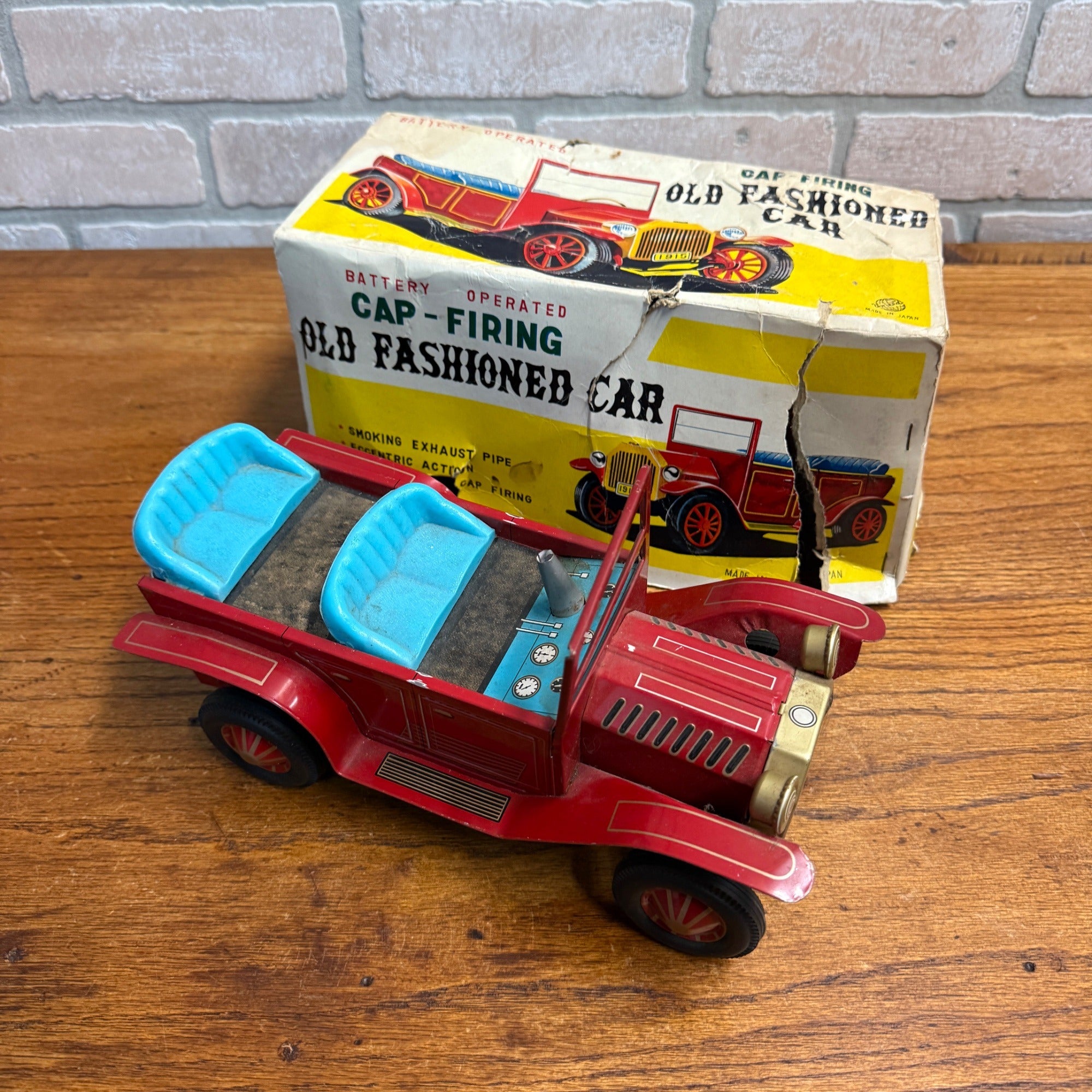 Vintage tin toy CAP-Firing Old Fashioned Car Excentric action Japan united 1950