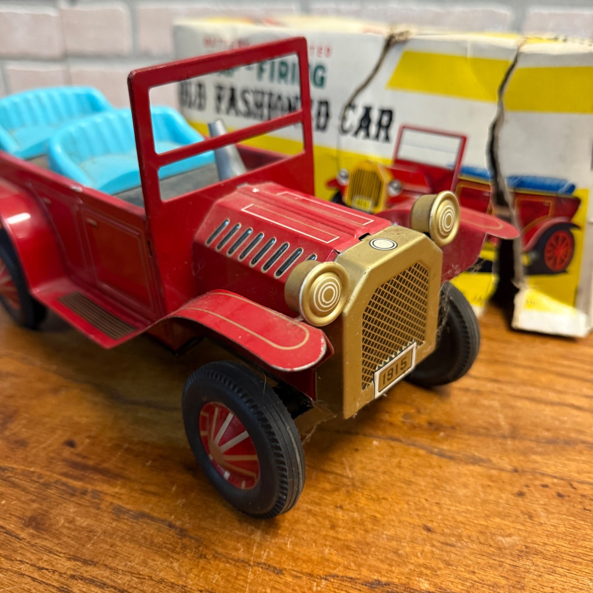 Vintage tin toy CAP-Firing Old Fashioned Car Excentric action Japan united 1950