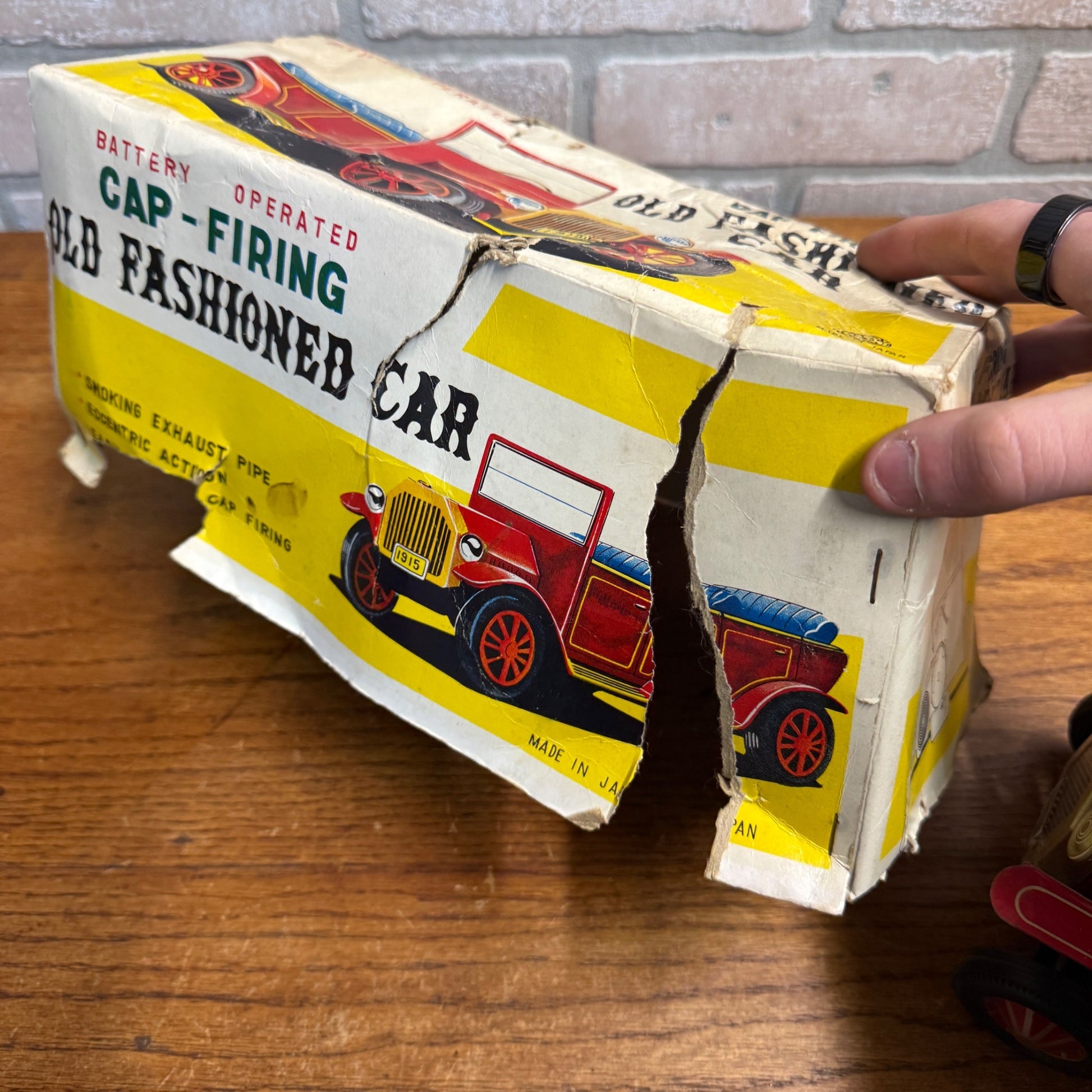 Vintage tin toy CAP-Firing Old Fashioned Car Excentric action Japan united 1950