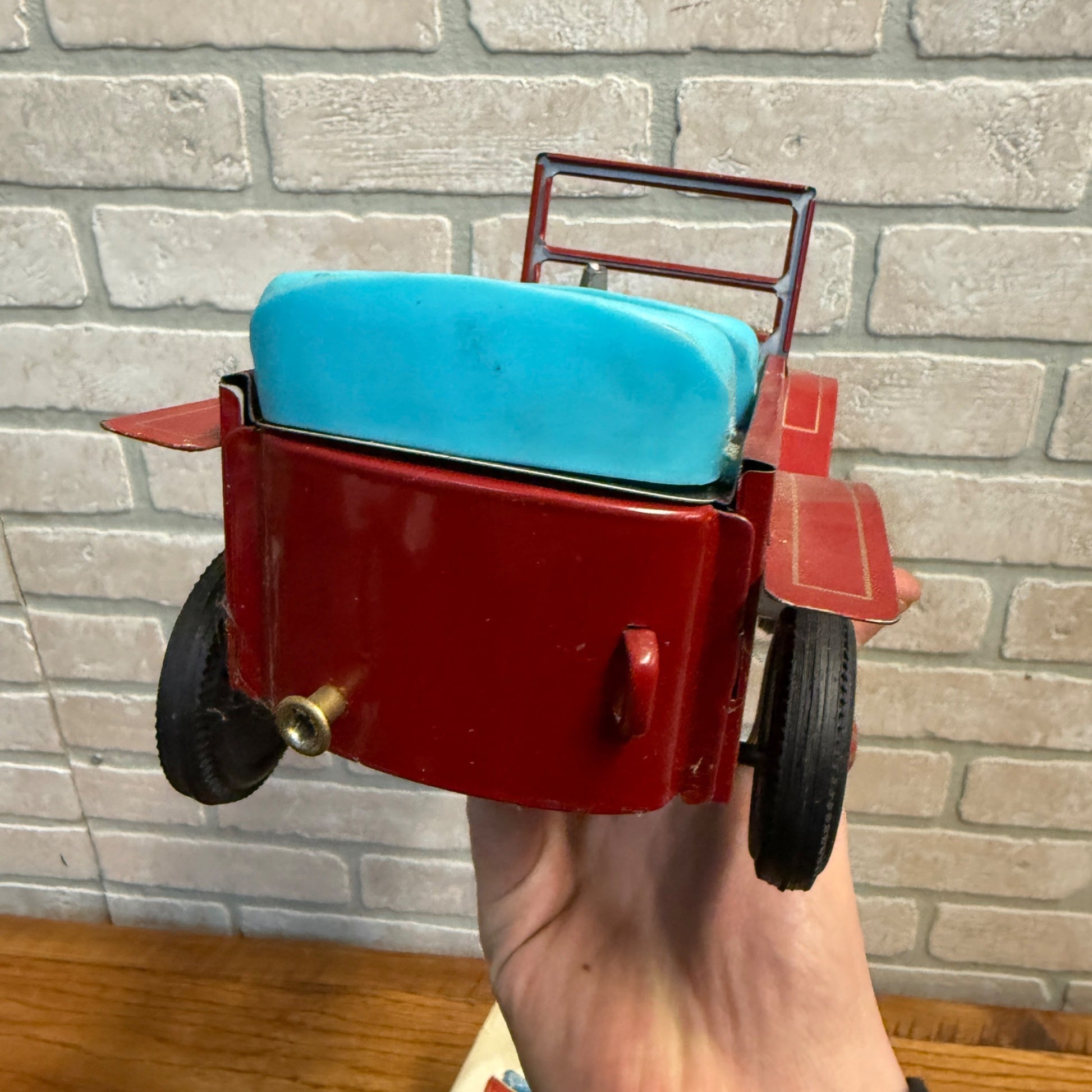 Vintage tin toy CAP-Firing Old Fashioned Car Excentric action Japan united 1950