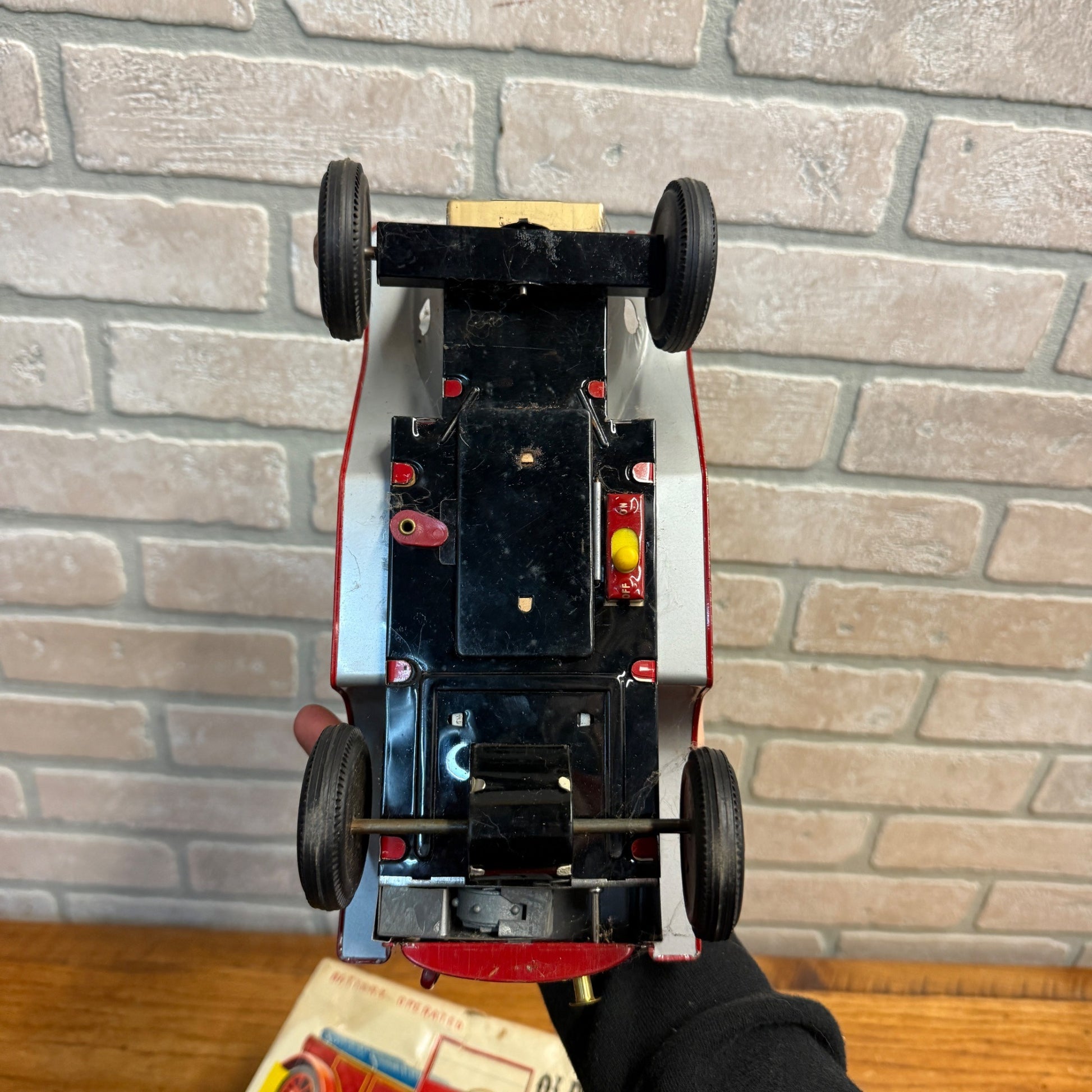 Vintage tin toy CAP-Firing Old Fashioned Car Excentric action Japan united 1950