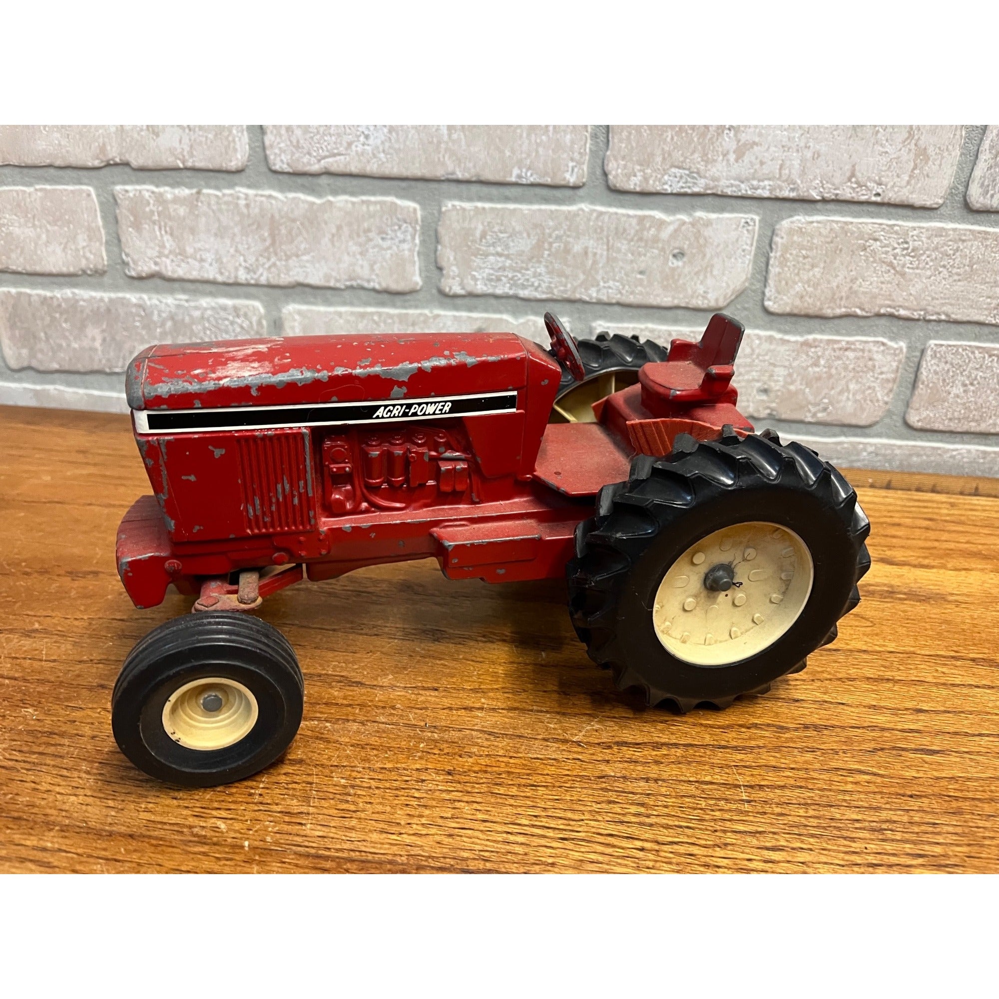 ERTL Scale Models 1/16 Scale Diecast Agri-Power Row Crop Tractor USA Red