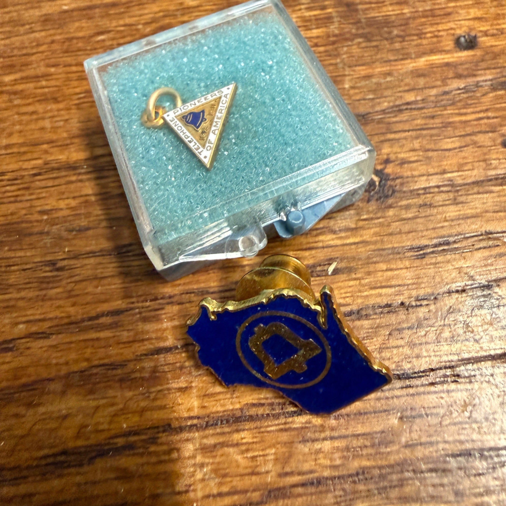 Vintage Bell Systems Telephone Pioneer of America 1875-1911 Pendant Charm & Wisconsin Pin