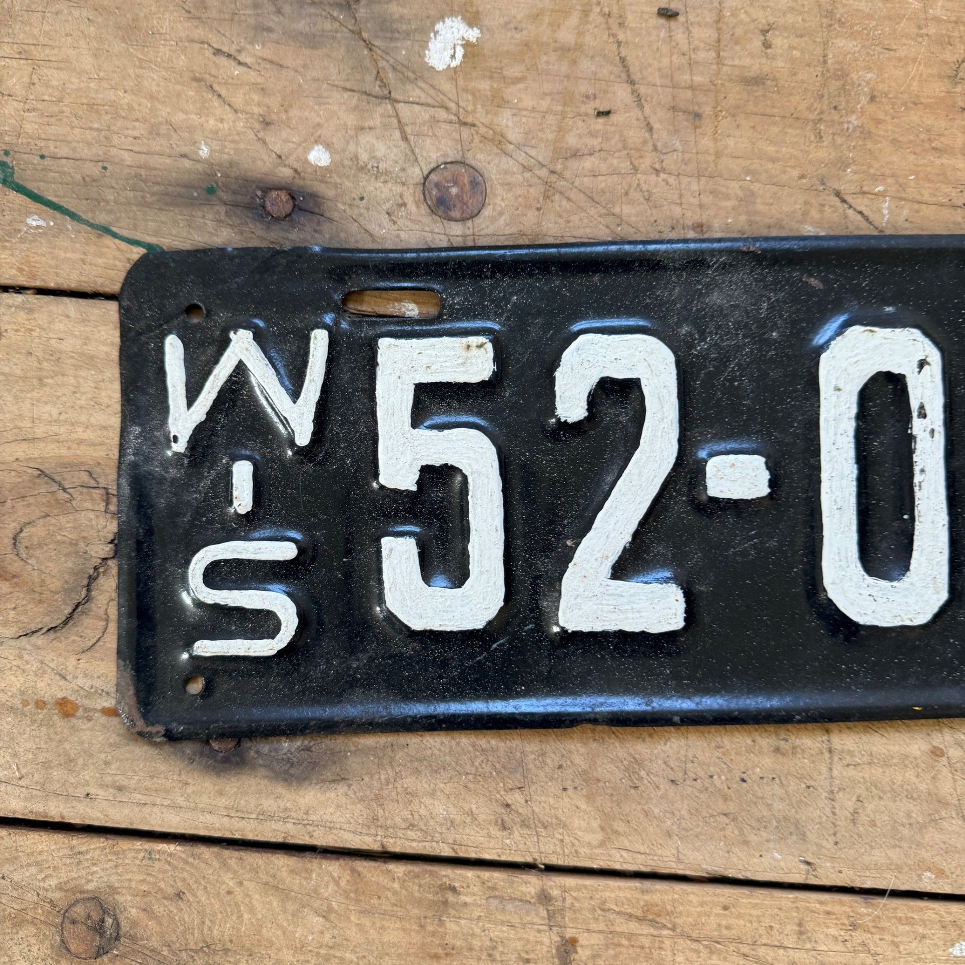 1927 Wisconsin License Plate 52-020 B Repainted