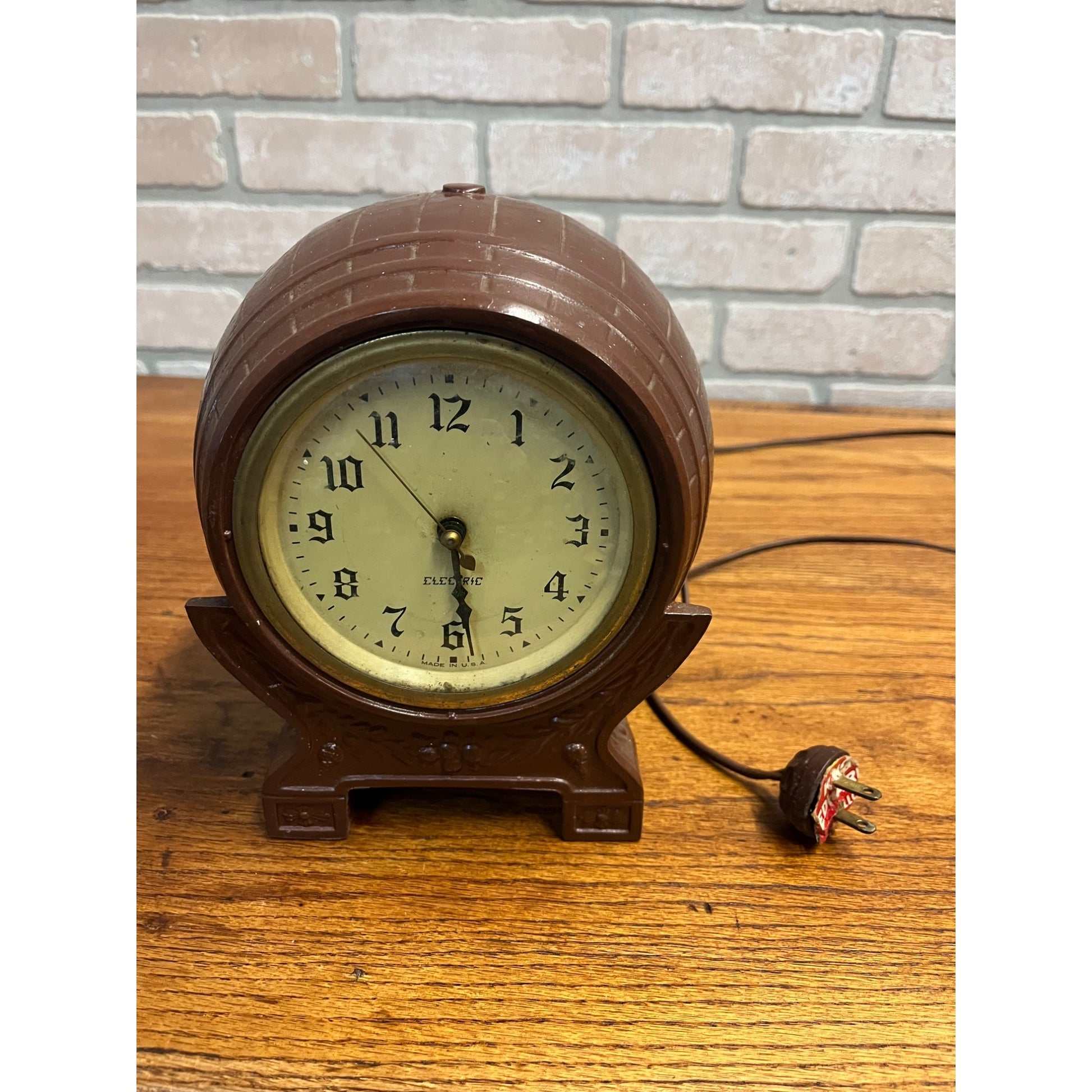 Vintage Windsor Electric Barrel Novelty Clock Cast Metal USA - Parts / Repair