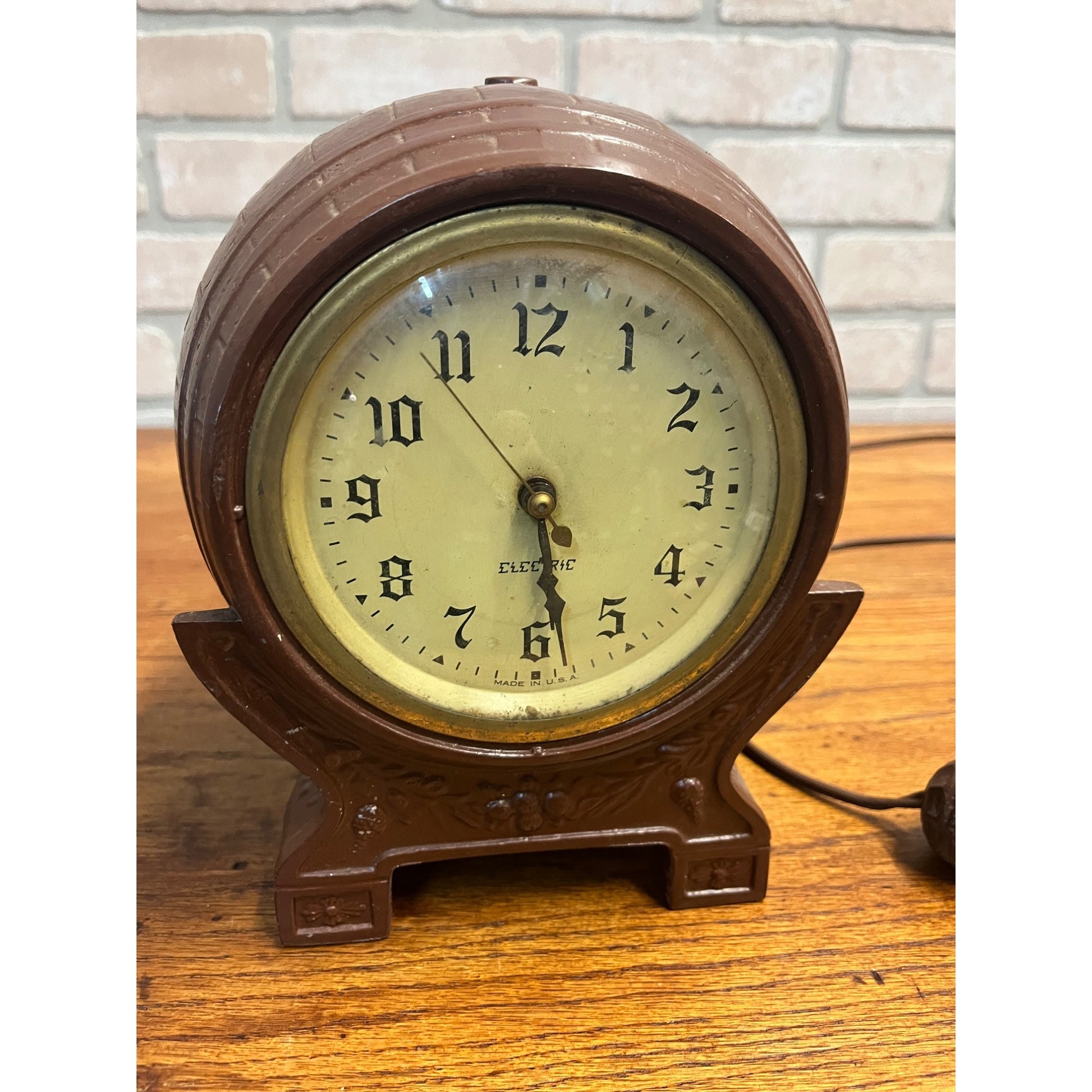 Vintage Windsor Electric Barrel Novelty Clock Cast Metal USA - Parts / Repair