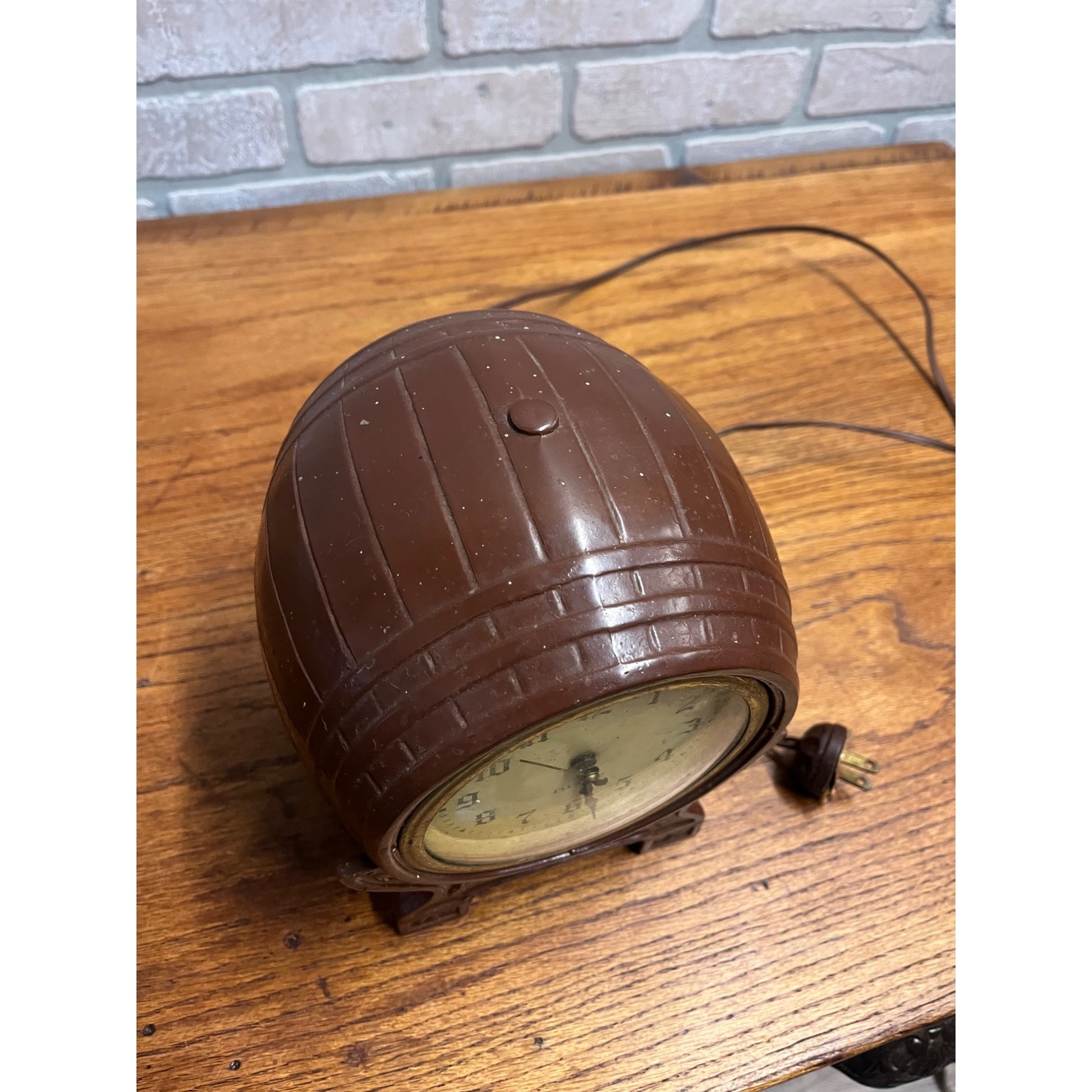Vintage Windsor Electric Barrel Novelty Clock Cast Metal USA - Parts / Repair