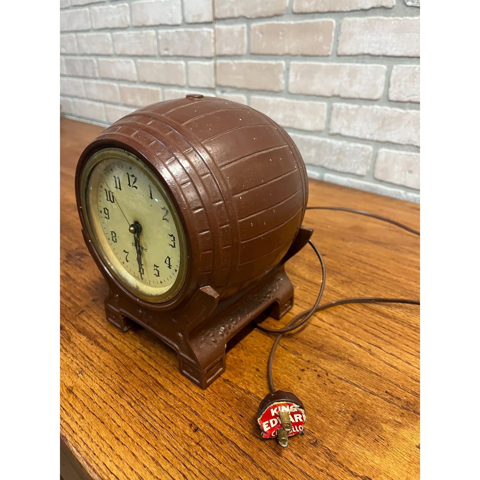 Vintage Windsor Electric Barrel Novelty Clock Cast Metal USA - Parts / Repair