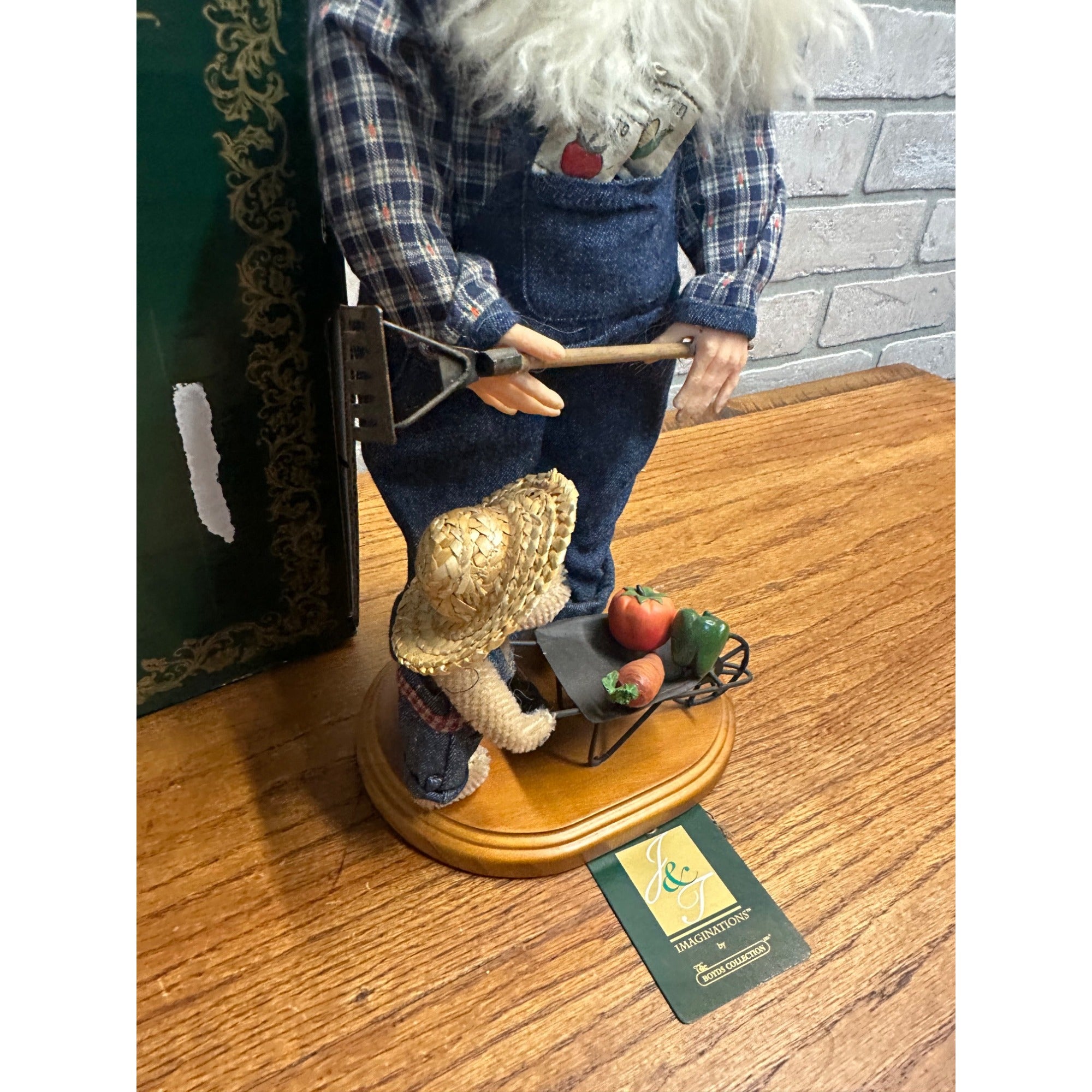 J &T Imaginations Boyds Collection Gardener Nickleby Hoe Hoe Hoe Style #73352