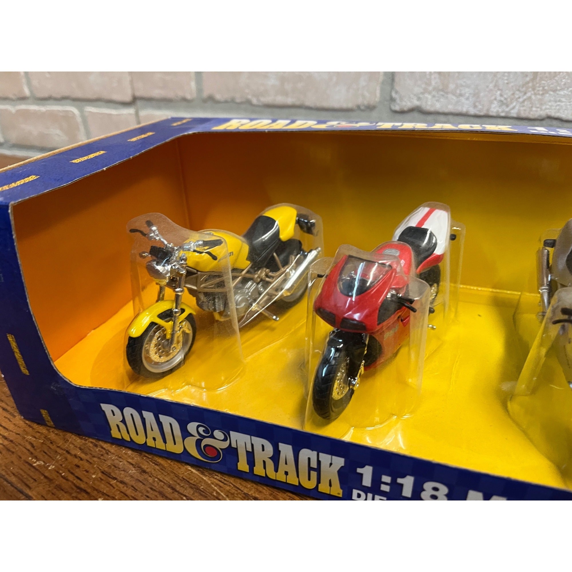 Maisto 1:18 Scale Road And Track 1/18 Scale DUCATI Motorcycle NEW 5-Pack