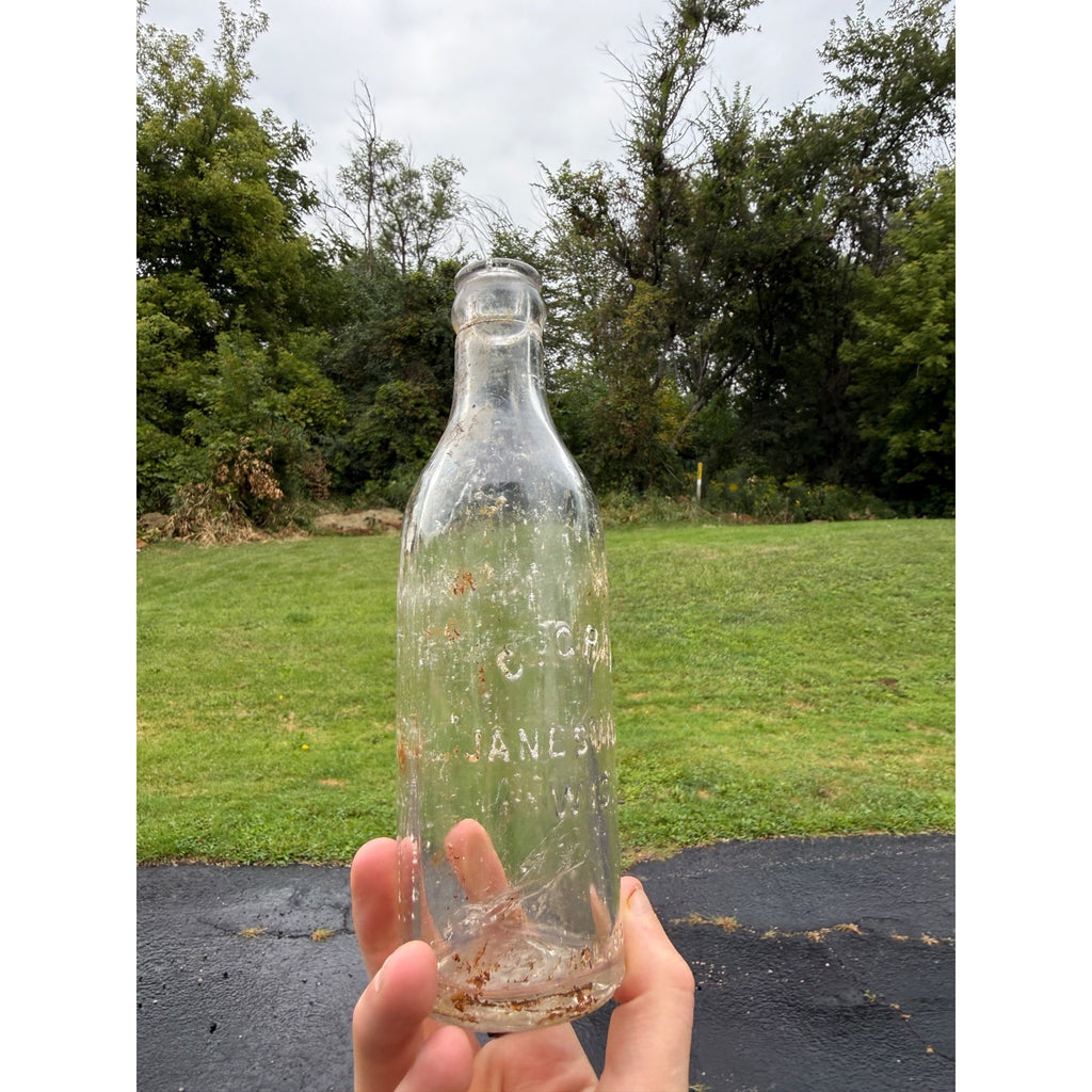 1920s C Gray Beverages 7-1/2 oz Soda Pop Bottle Janesville Wisconsin Crown Top