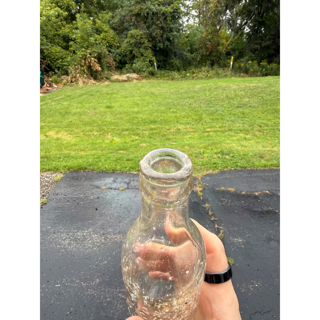 1920s C Gray Beverages 7-1/2 oz Soda Pop Bottle Janesville Wisconsin Crown Top