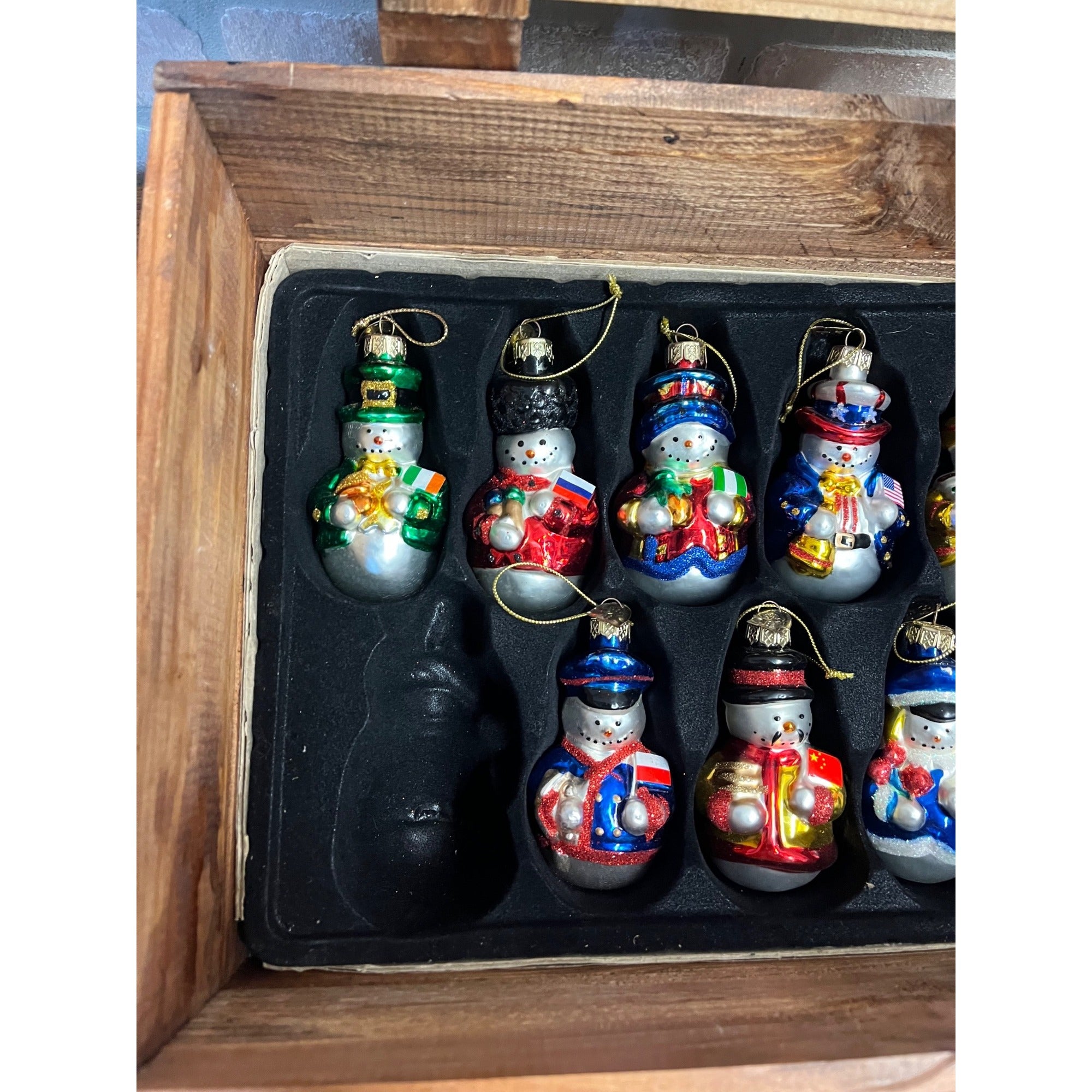 Vintage Thomas Pacconi Classics Wooden Crate With 17 International Glass Snowman Christmas Ornaments 2003