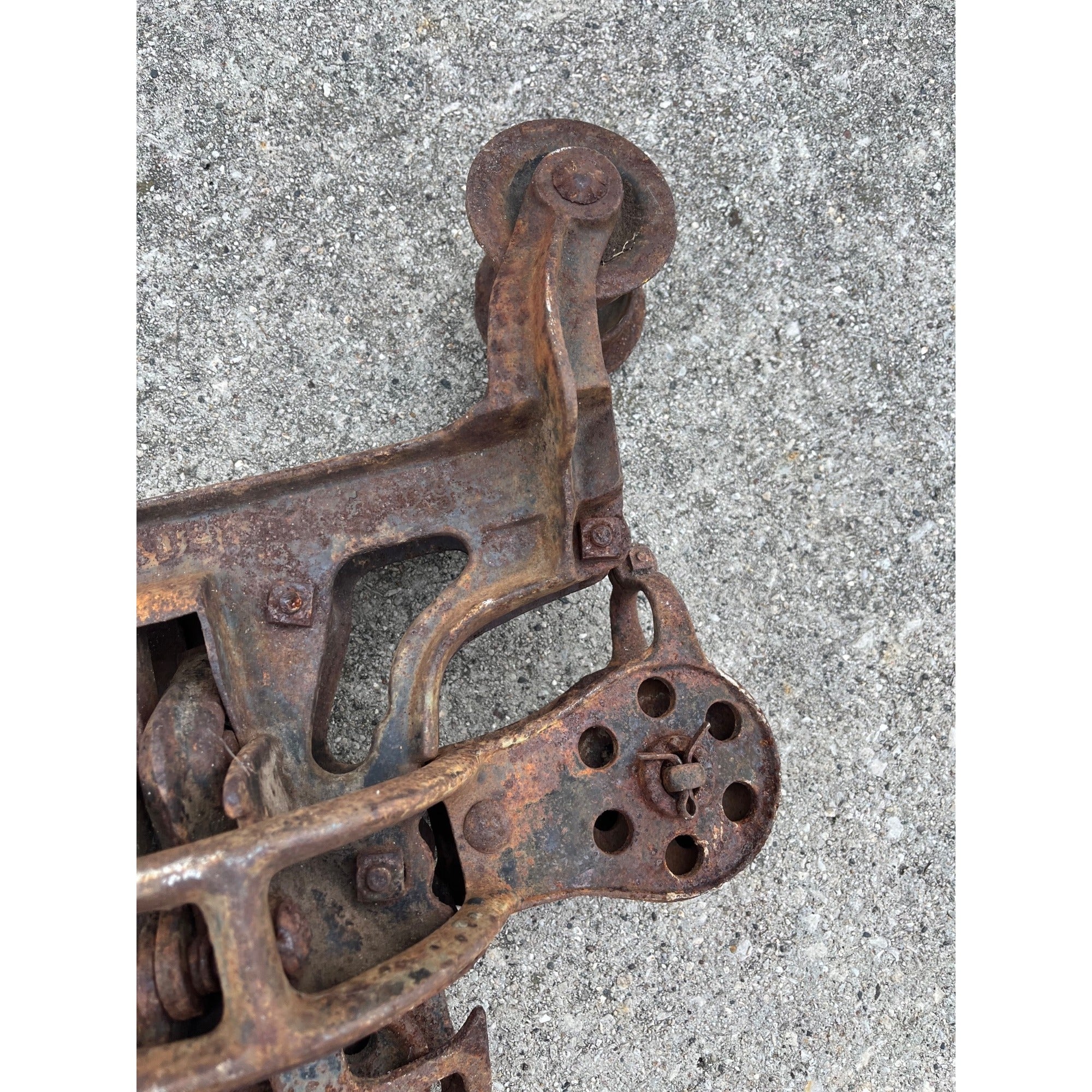 Antique Leader Cast Iron Farm Hay Trolley Barn Equipment w/ Center Drop Pulley
