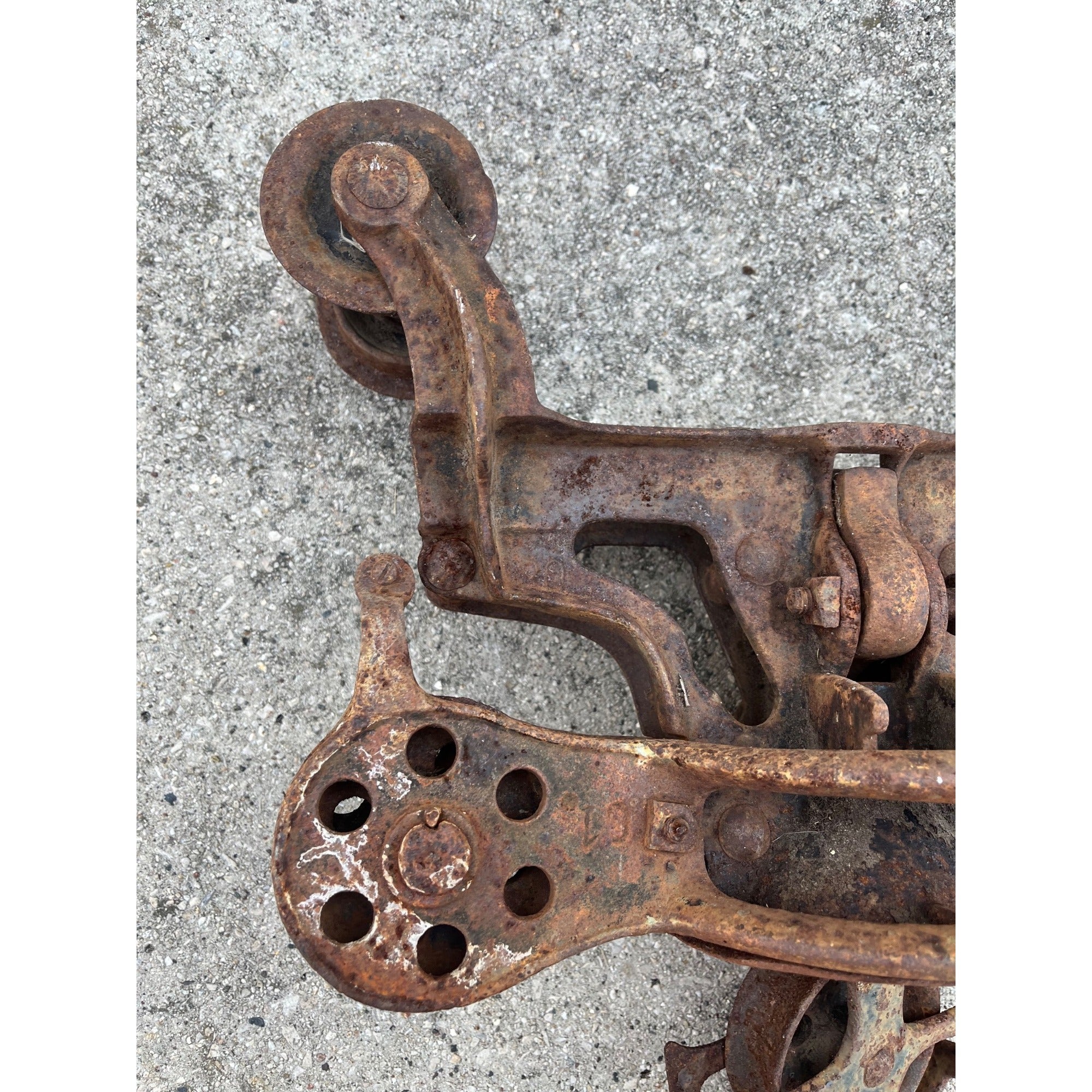 Antique Leader Cast Iron Farm Hay Trolley Barn Equipment w/ Center Drop Pulley
