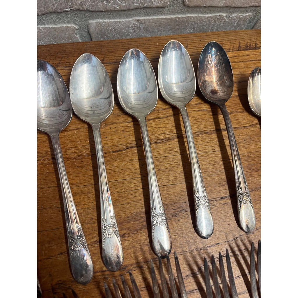 Vintage WM Rogers Stainless Silverplate Flatware "Beloved" 47pc Set Silverware