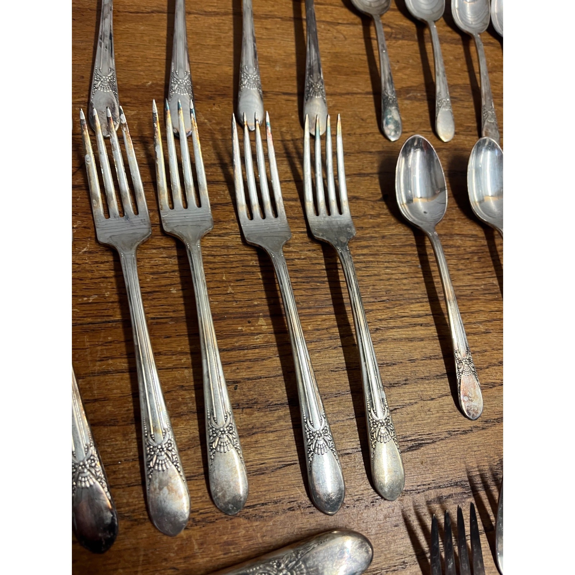 Vintage WM Rogers Stainless Silverplate Flatware "Beloved" 47pc Set Silverware