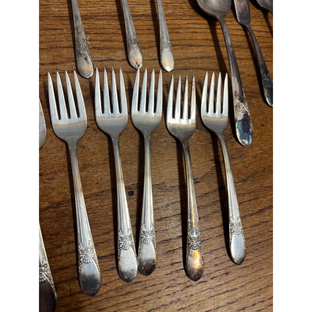 Vintage WM Rogers Stainless Silverplate Flatware "Beloved" 47pc Set Silverware