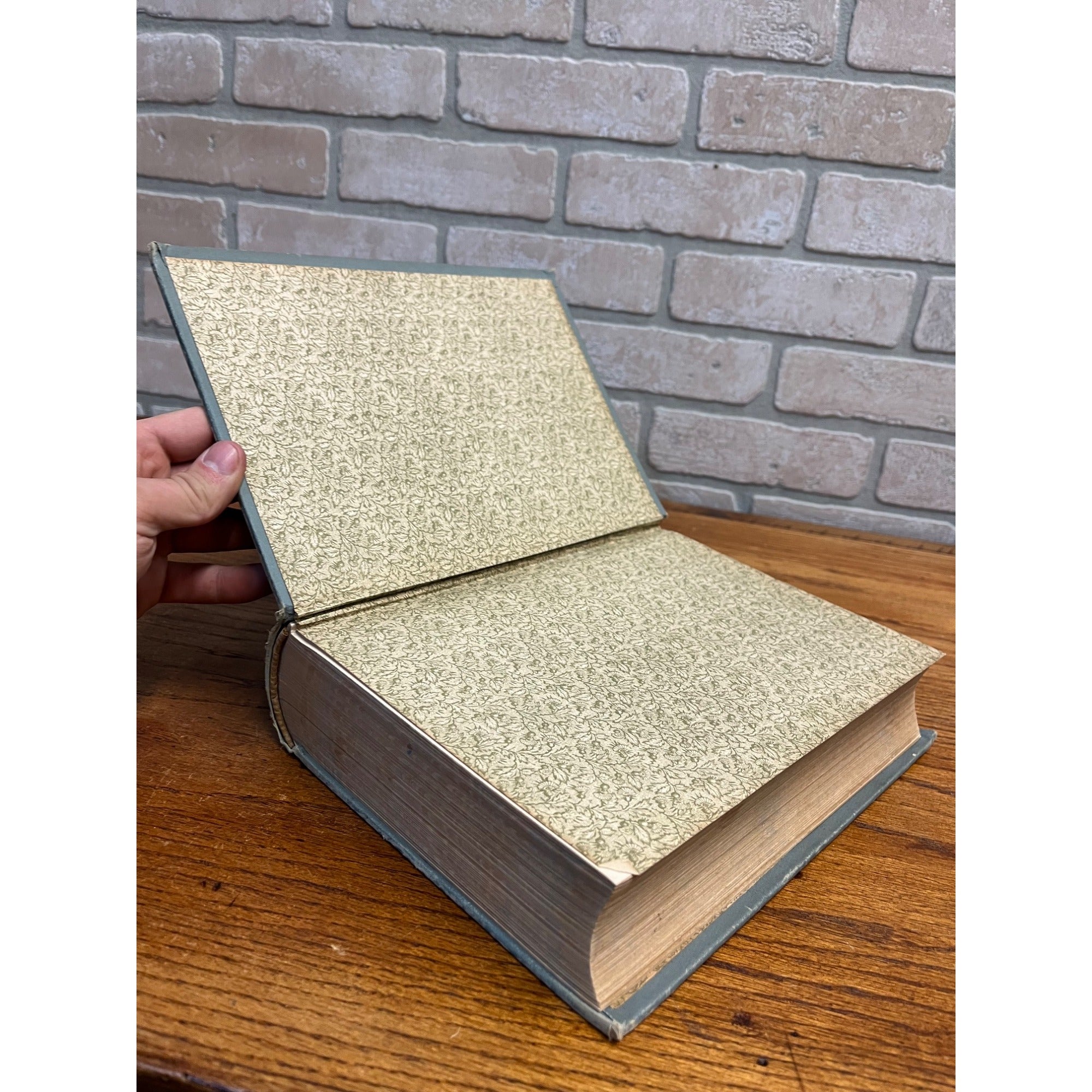 Antqie c1890s QUEEN OF REPUBLICS Standard History of the United States Book