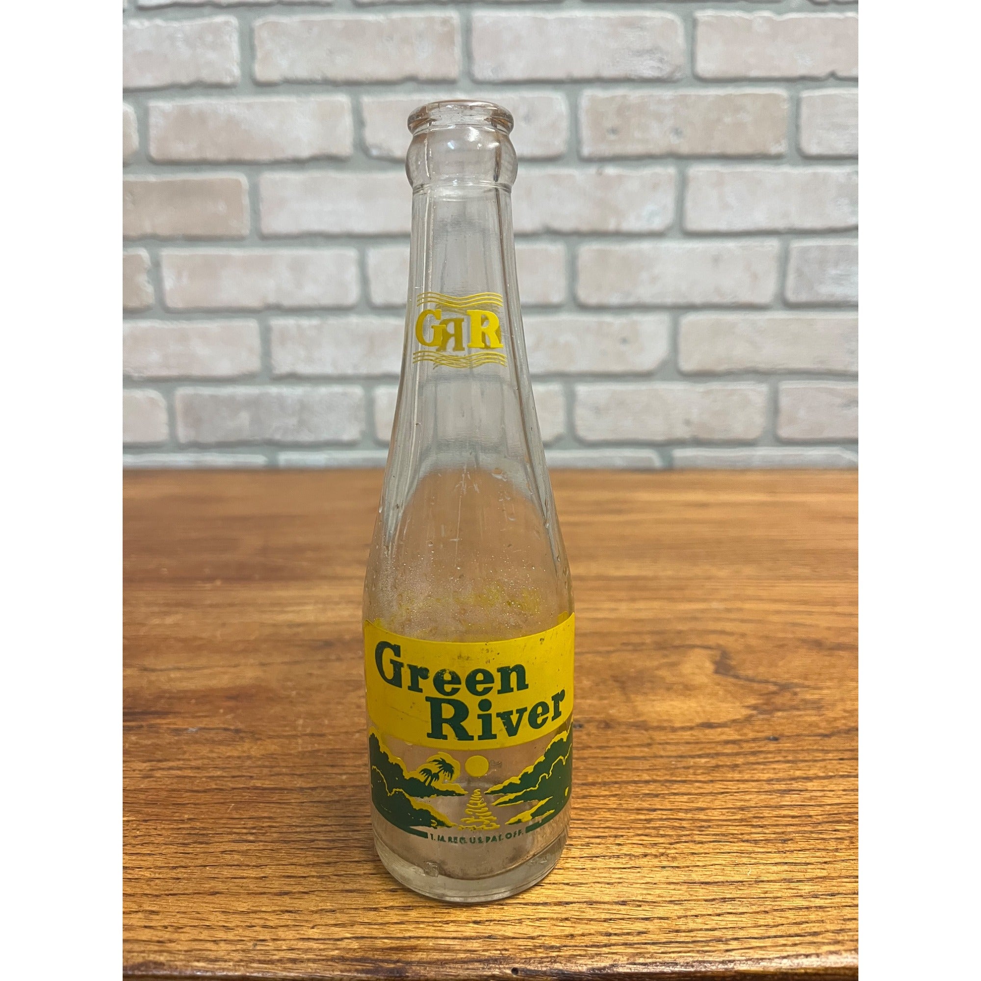 Vintage Green River ACL 7 Ounce Glass Soda Bottle 1947 Chicago Illinois