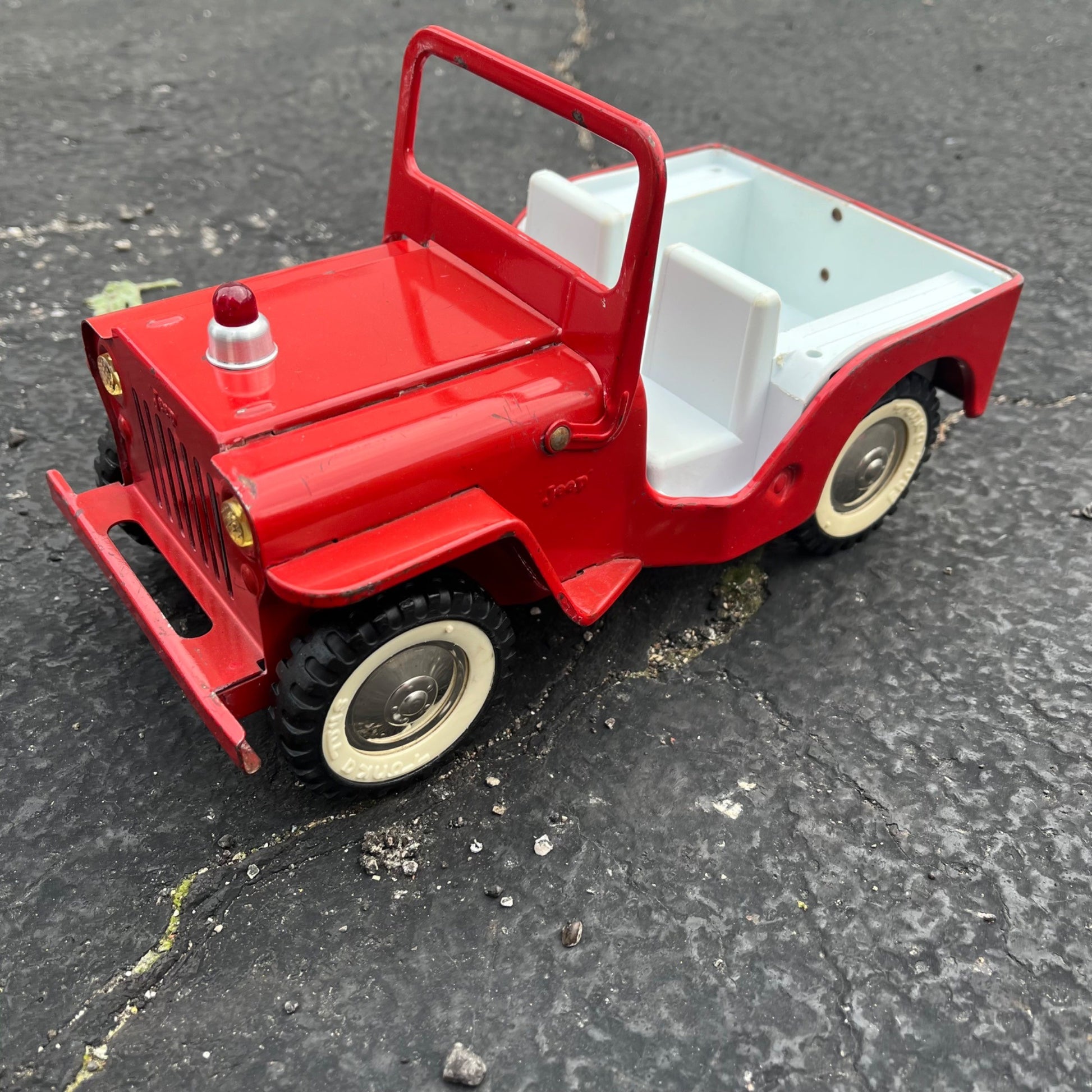 Vintage Tonka Willys Jeep Fire Pumper Red w/Siren Light Pressed Steel Toy