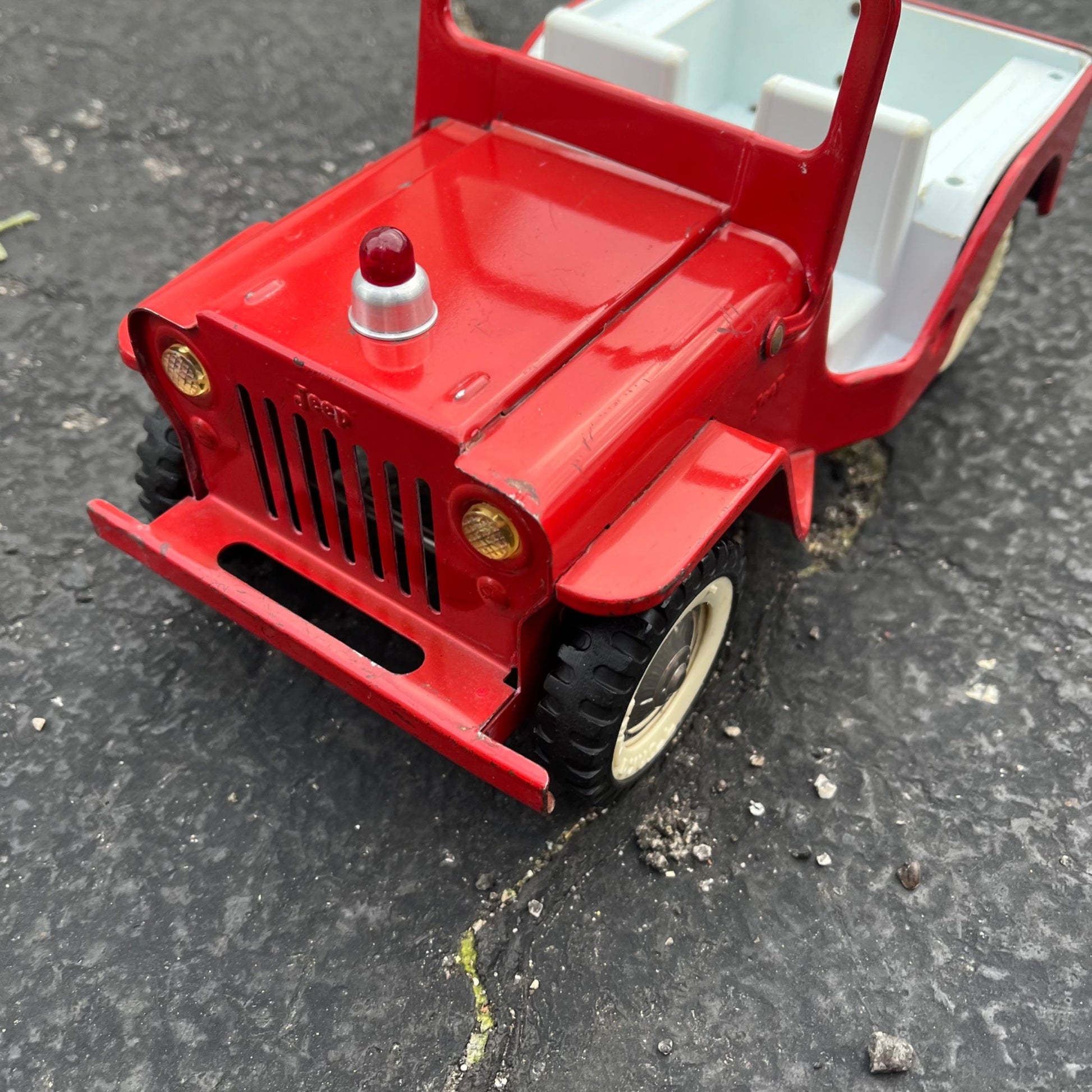 Vintage Tonka Willys Jeep Fire Pumper Red w/Siren Light Pressed Steel Toy