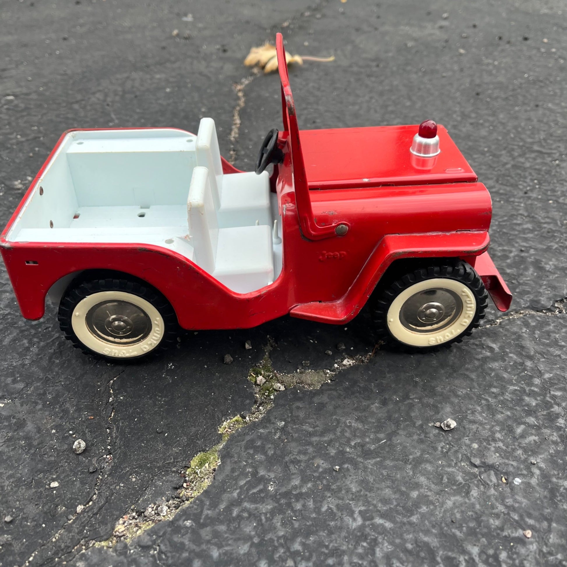Vintage Tonka Willys Jeep Fire Pumper Red w/Siren Light Pressed Steel Toy